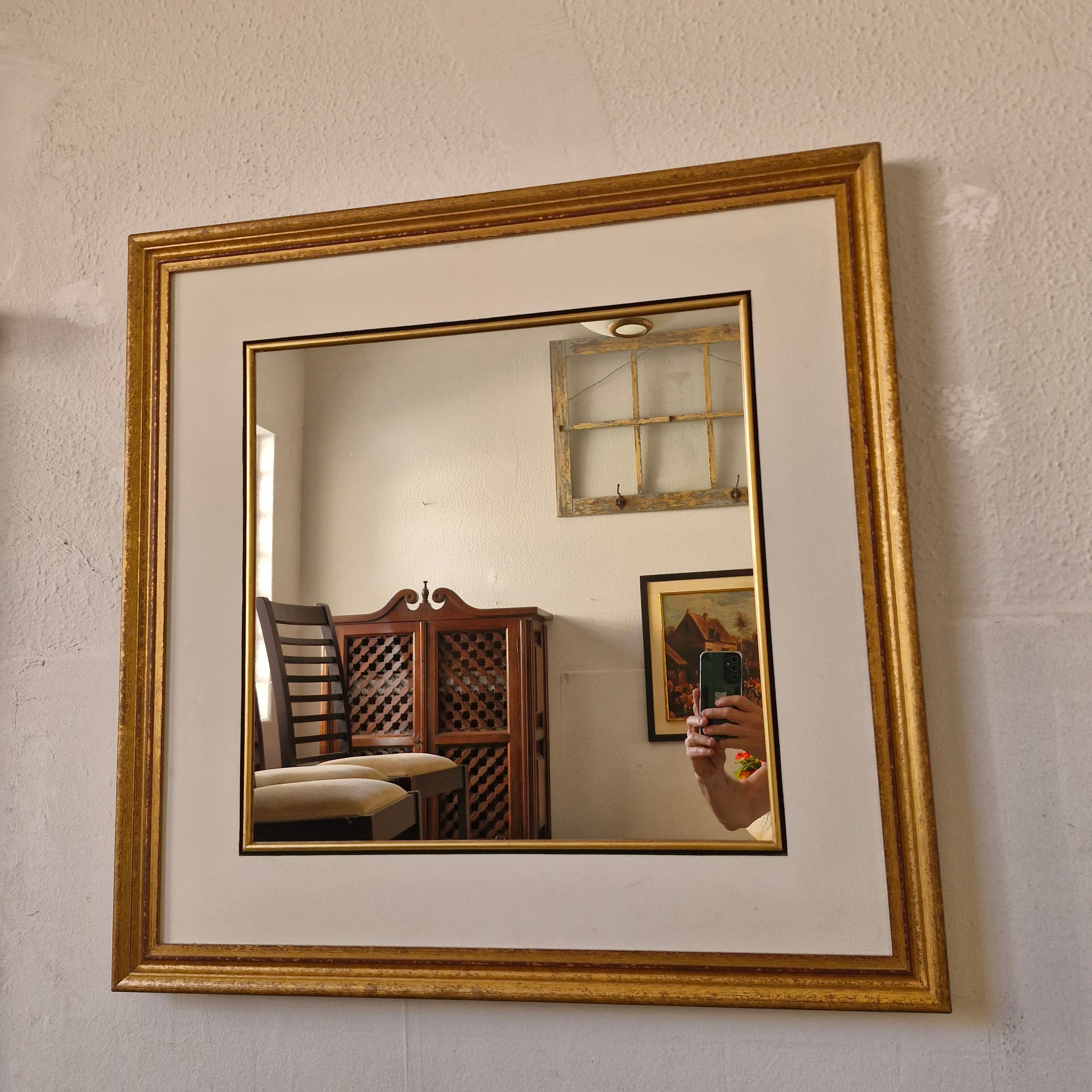 Espelho Quadrado com Moldura Dourada