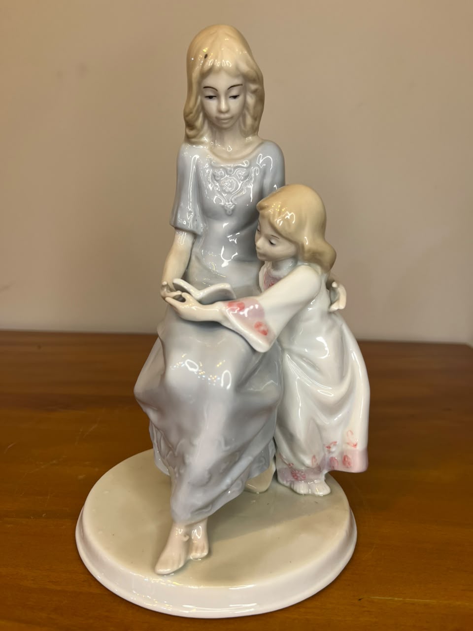 Escultura em Porcelana Meico – Mãe e Filha – 20 cm