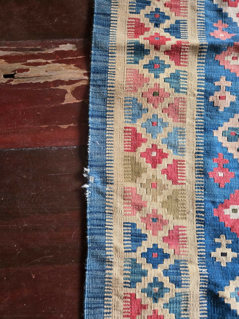 Tapete kilim em lã com padronagem geométrica