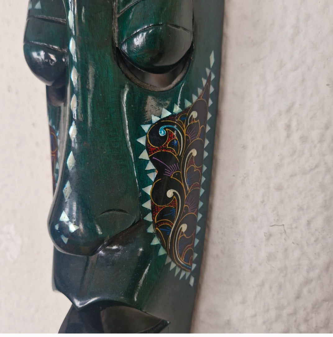 Máscara decorativa de parede em verde