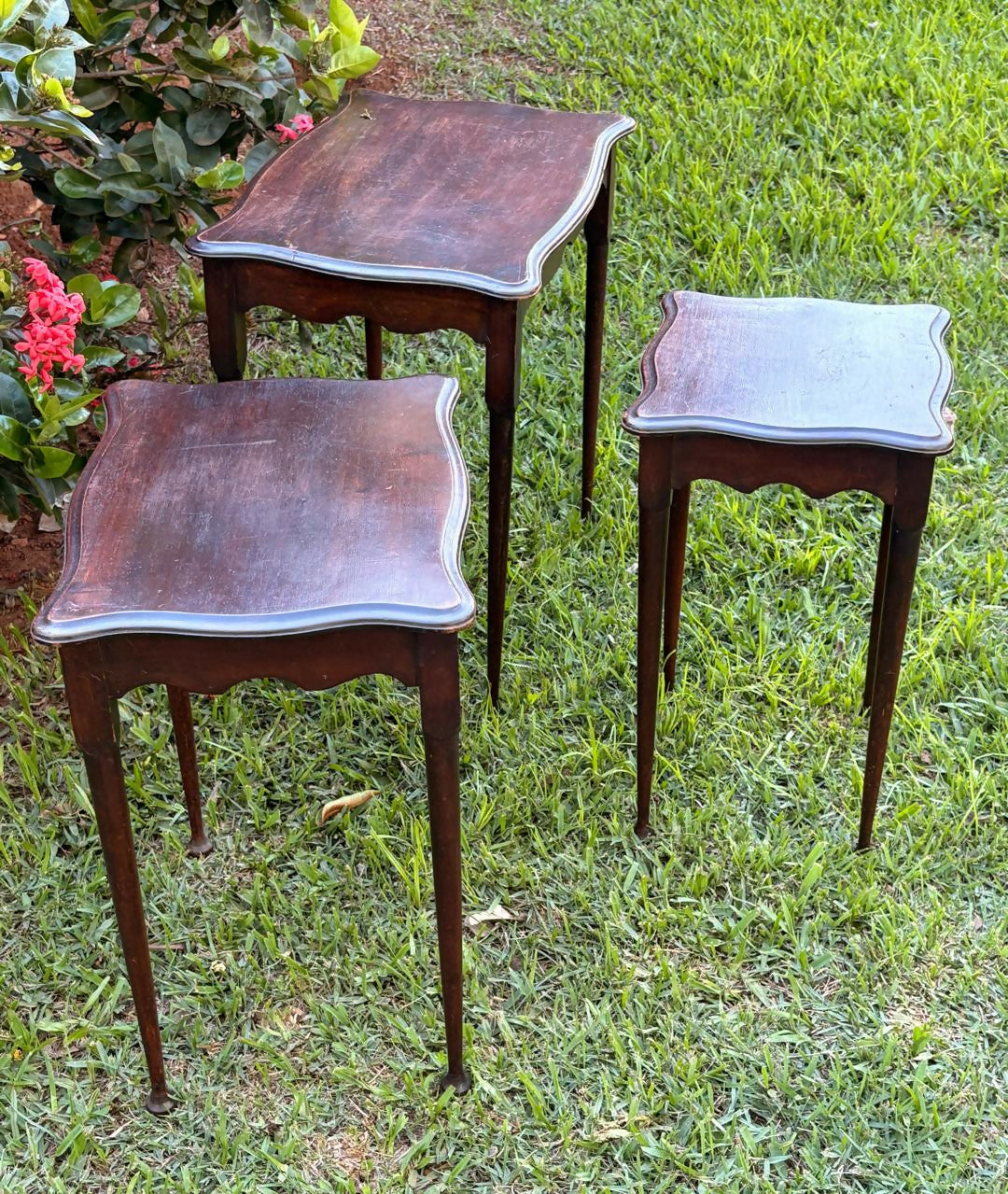 Trio de mesinhas em madeira imbuia.