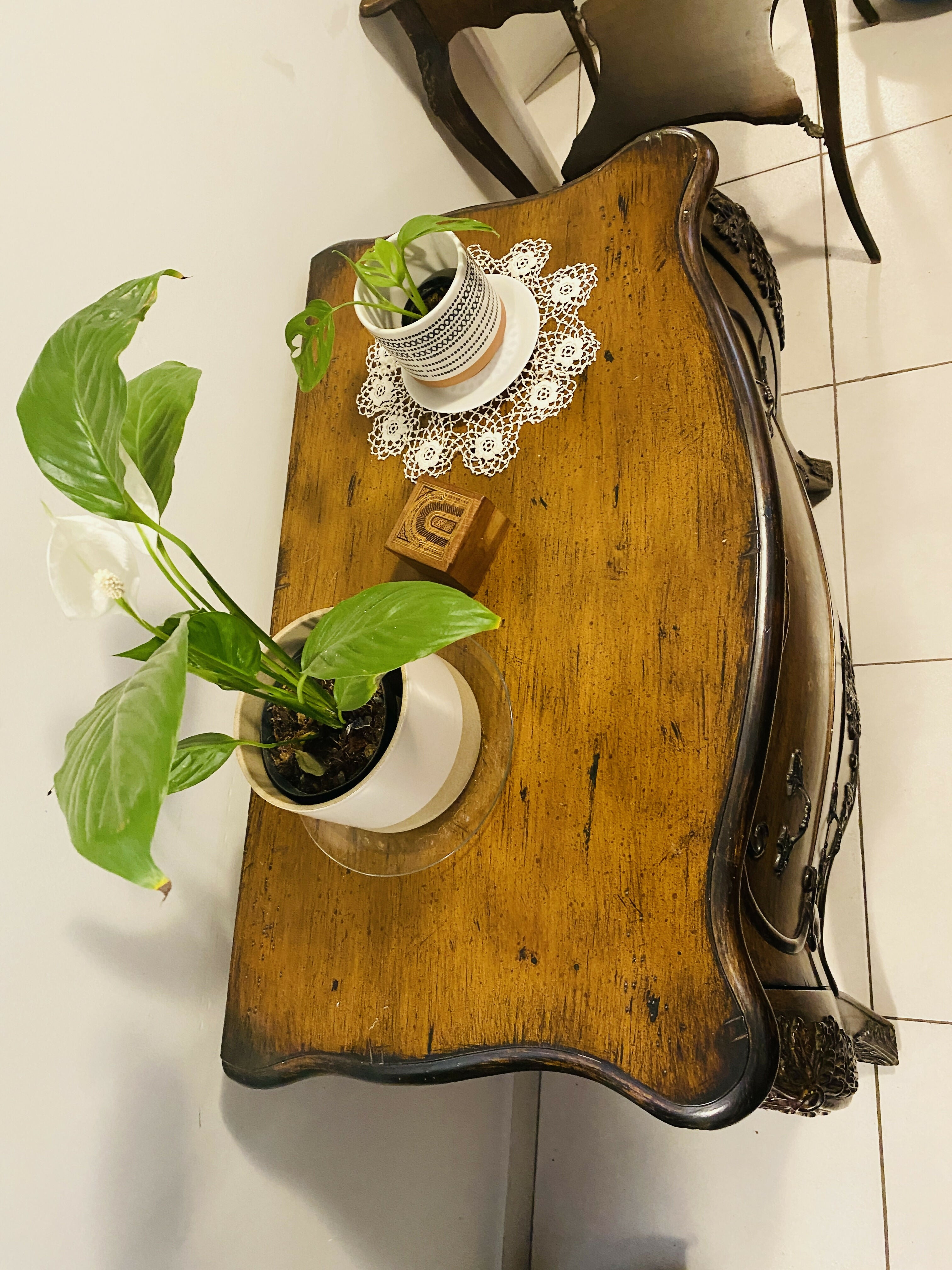 Cômoda de 2 gavetas bombê com pintura original de flores