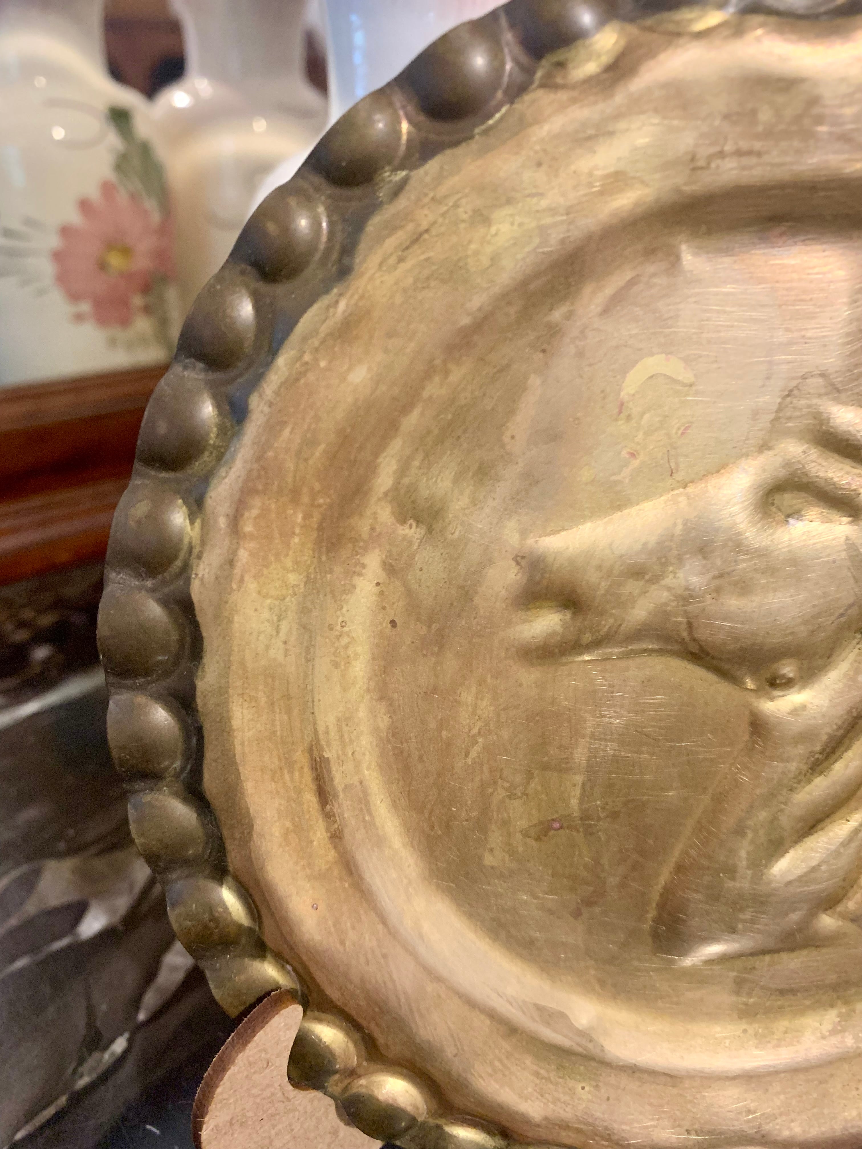 Bela placa ou prato decorativo com cabeça de cavalo