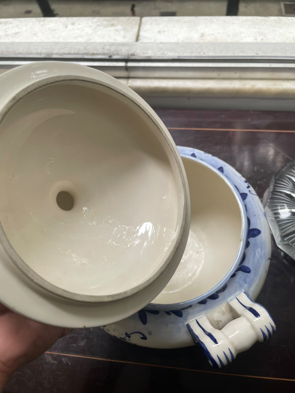 Imponente Sopeira em Faiança com Pintura Manual Azul