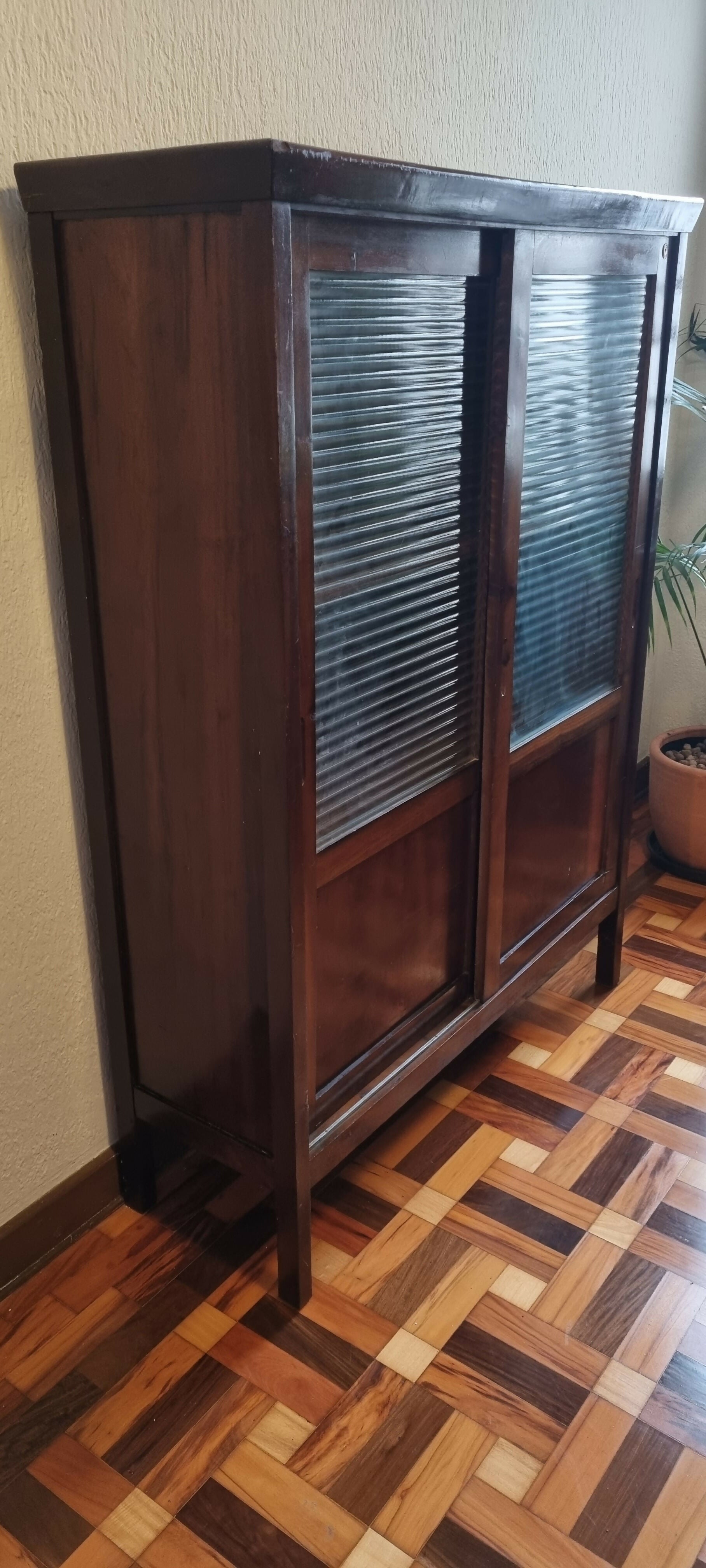 Livreiro Tipo Miele com vidro canelado