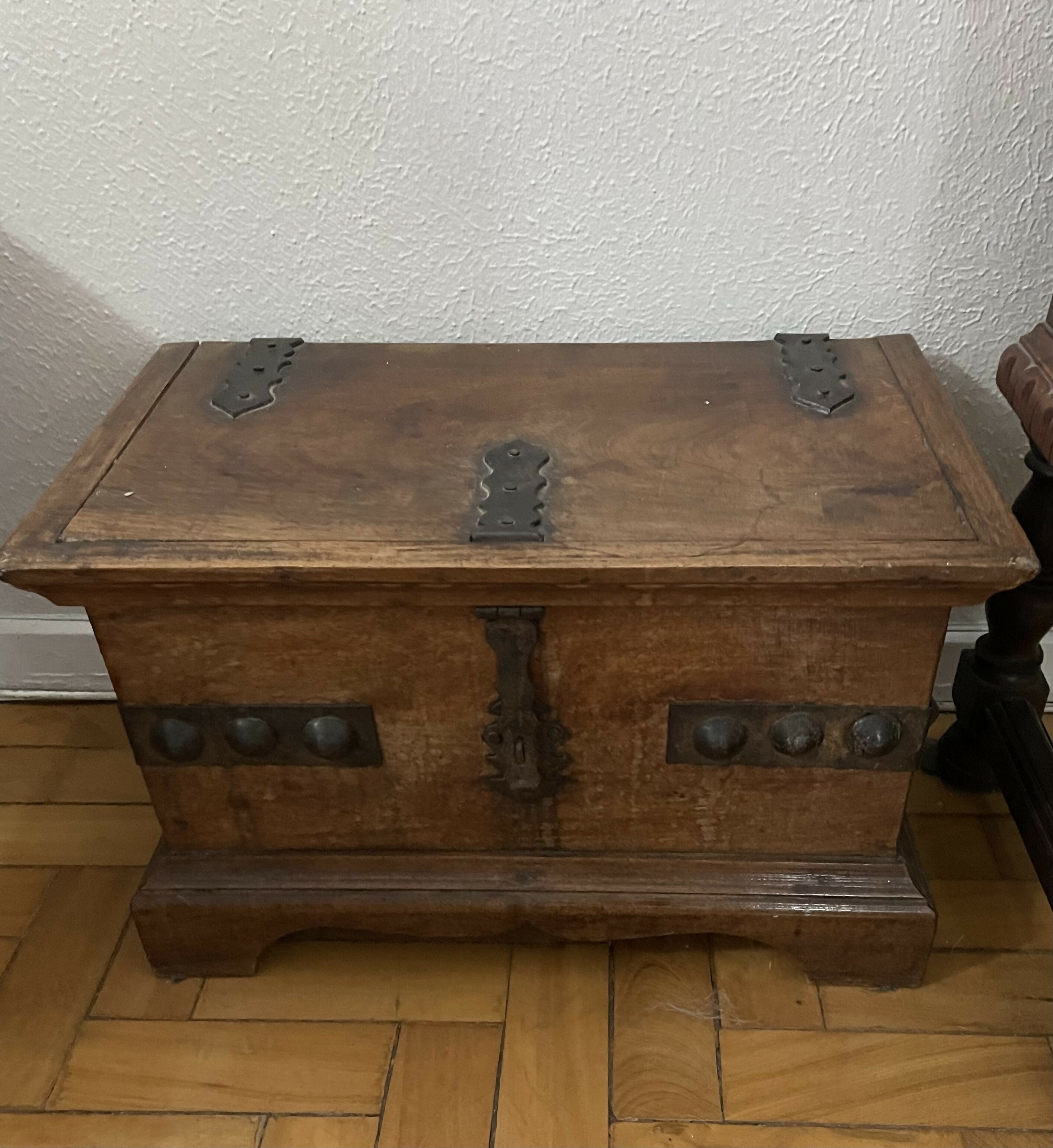 Baú antigo em madeira nobre