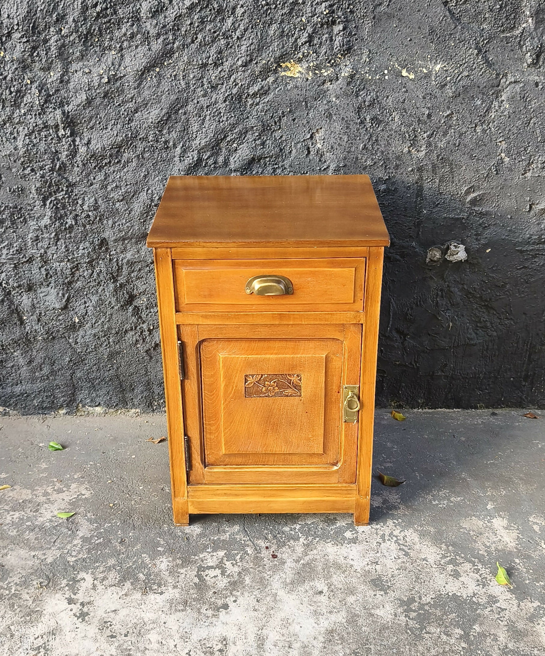 Mesa de cabeceira em madeira clara estilo Art Déco (restaurado)