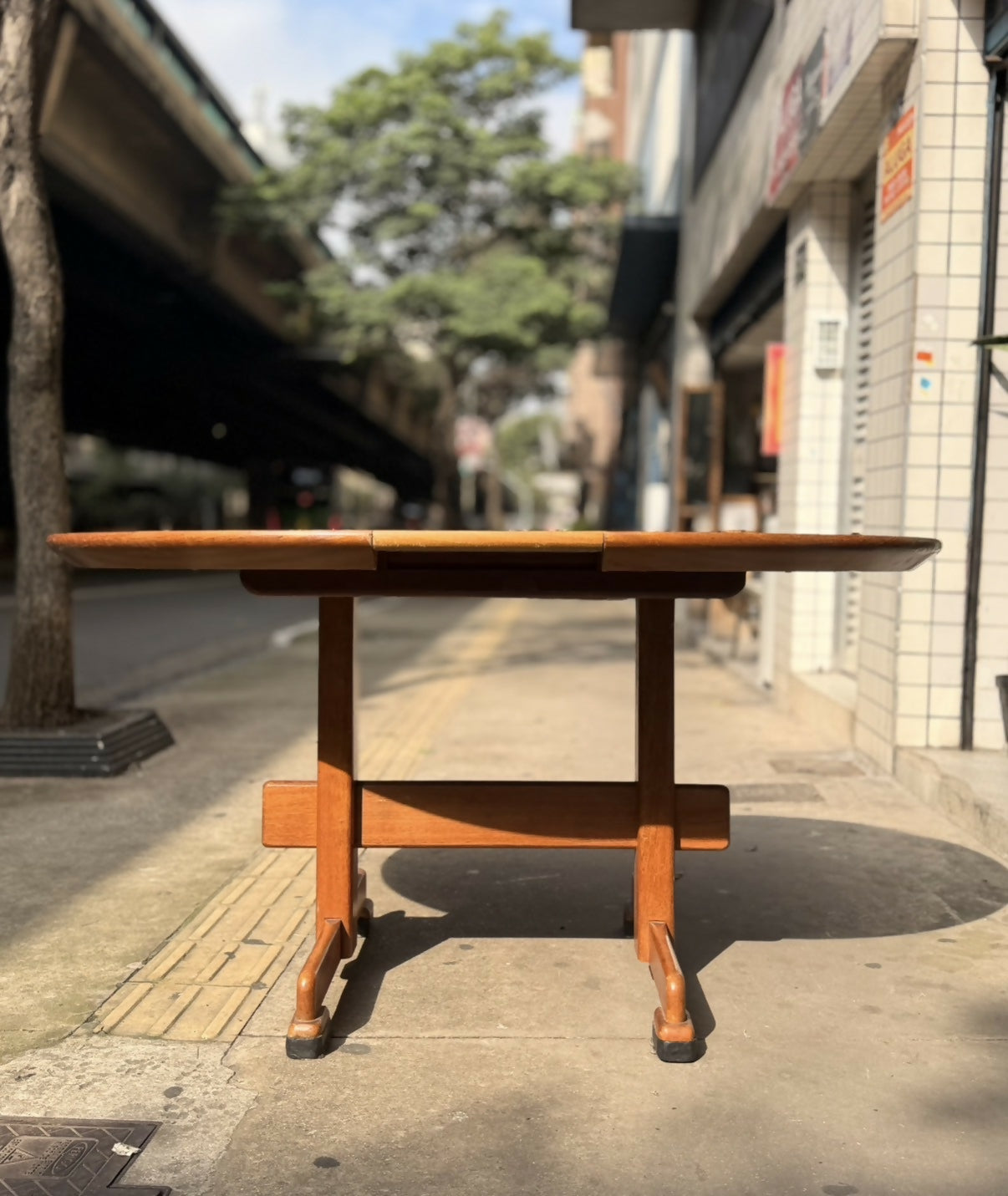 Mesa de jantar redonda extensível em madeira clara