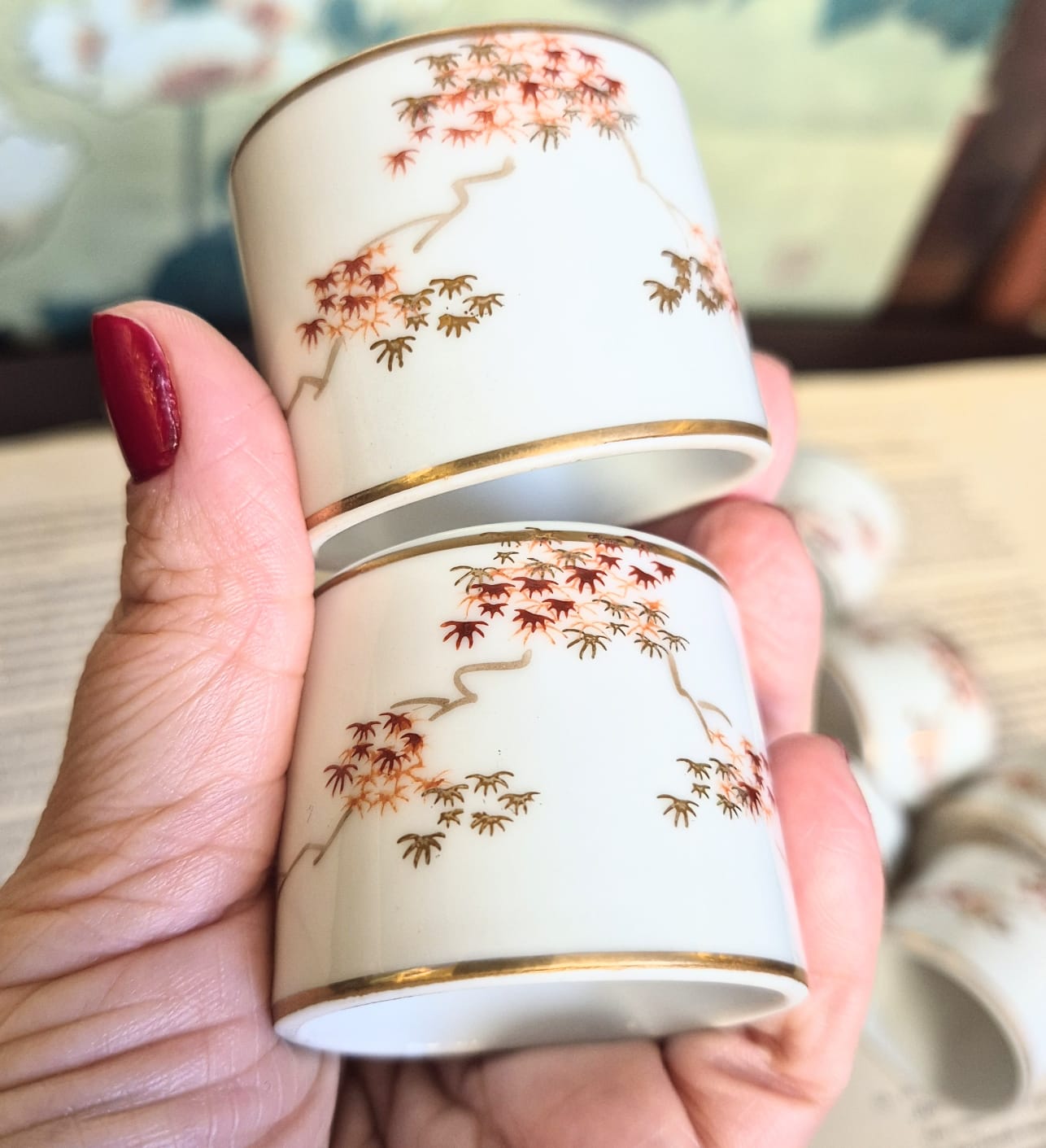 Porta guardanapos em porcelana finíssima japonesa Arita Fukagawa, pintado à mão.  Perfeitos, como novos. Douração impecável!