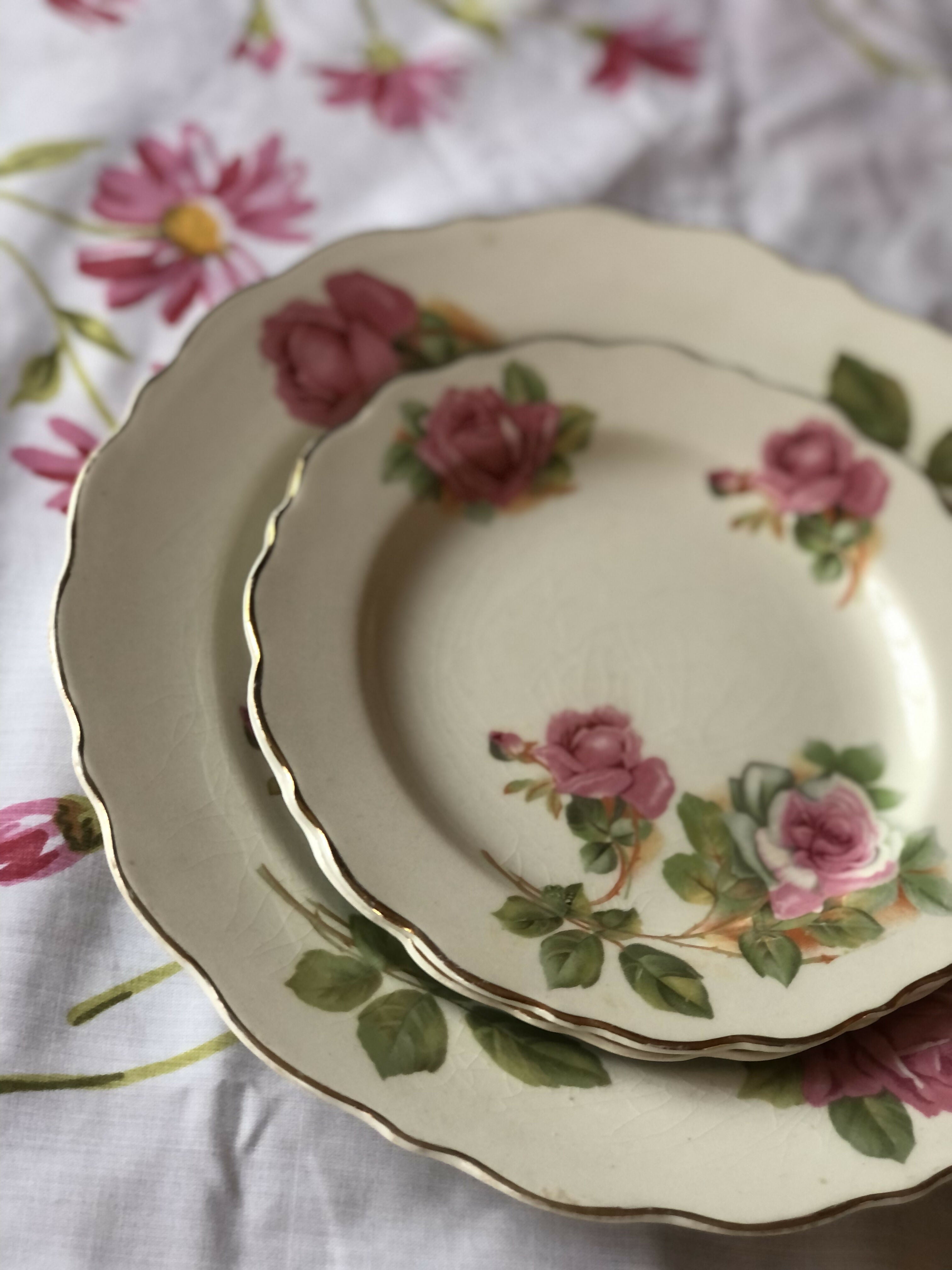 Mesa posta com preciosos pratos ingleses