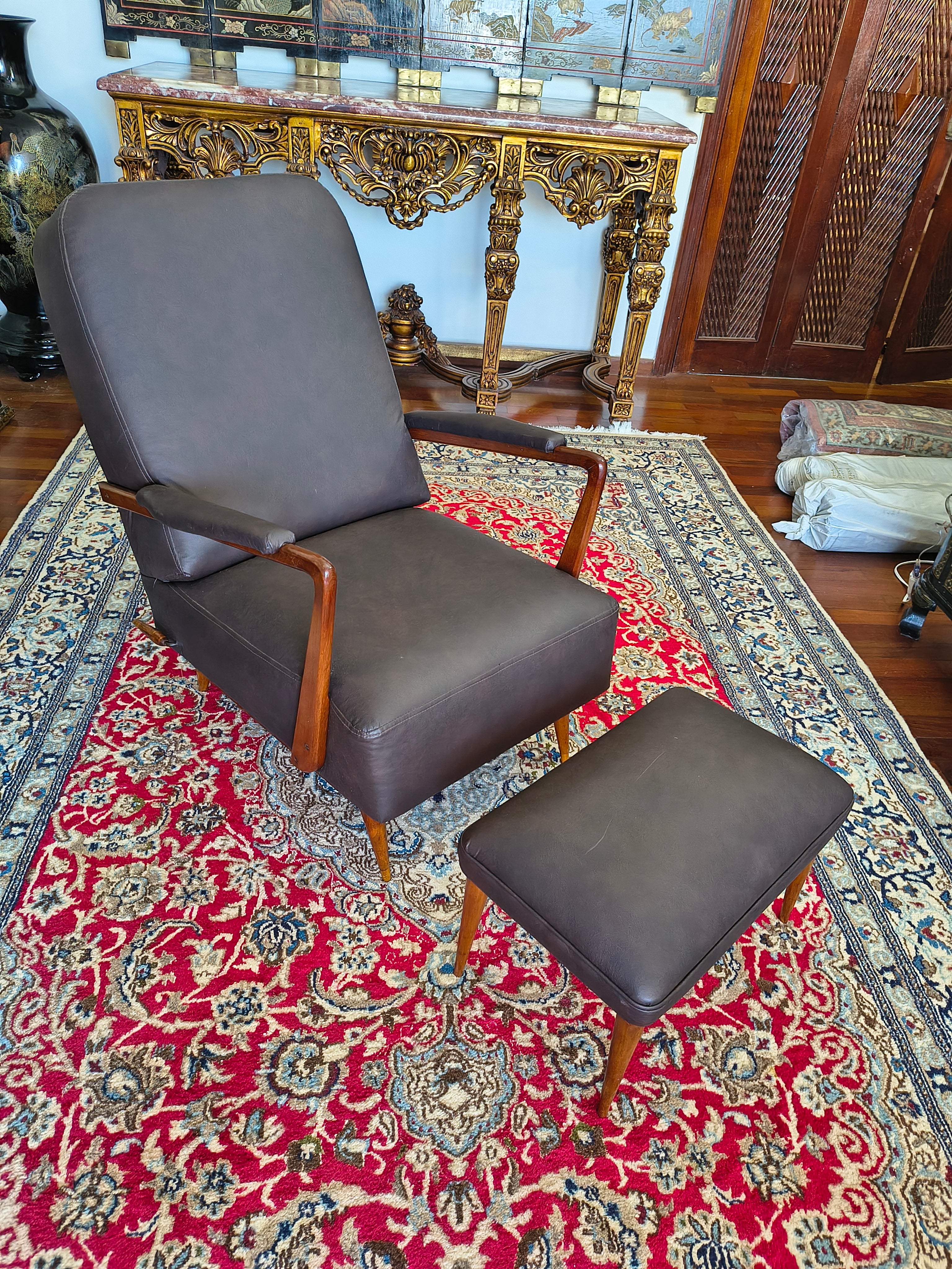 Cadeira de balanço design anos 50 com apoio de pé 