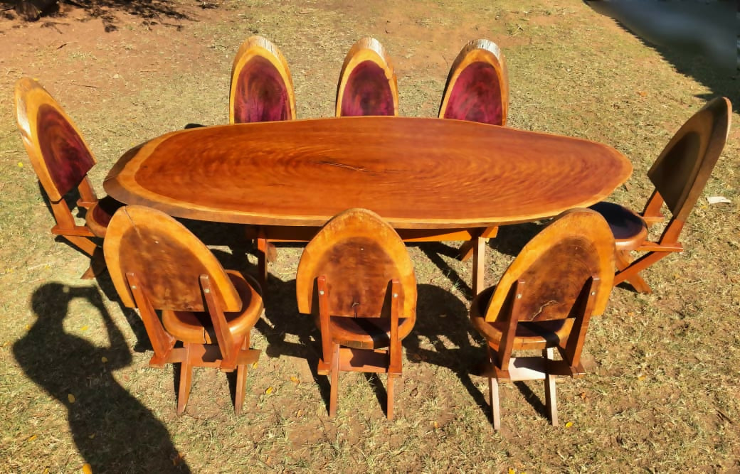 Mesa Prancha com 8 Cadeiras Roxinho