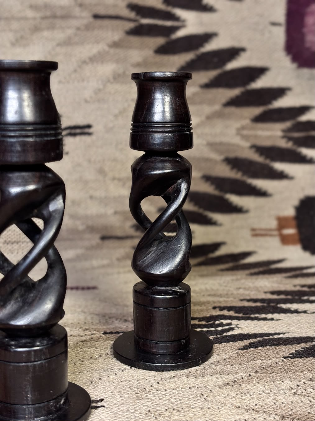Par de castiçais africanos esculpidos à mão, segunda metade do século XX