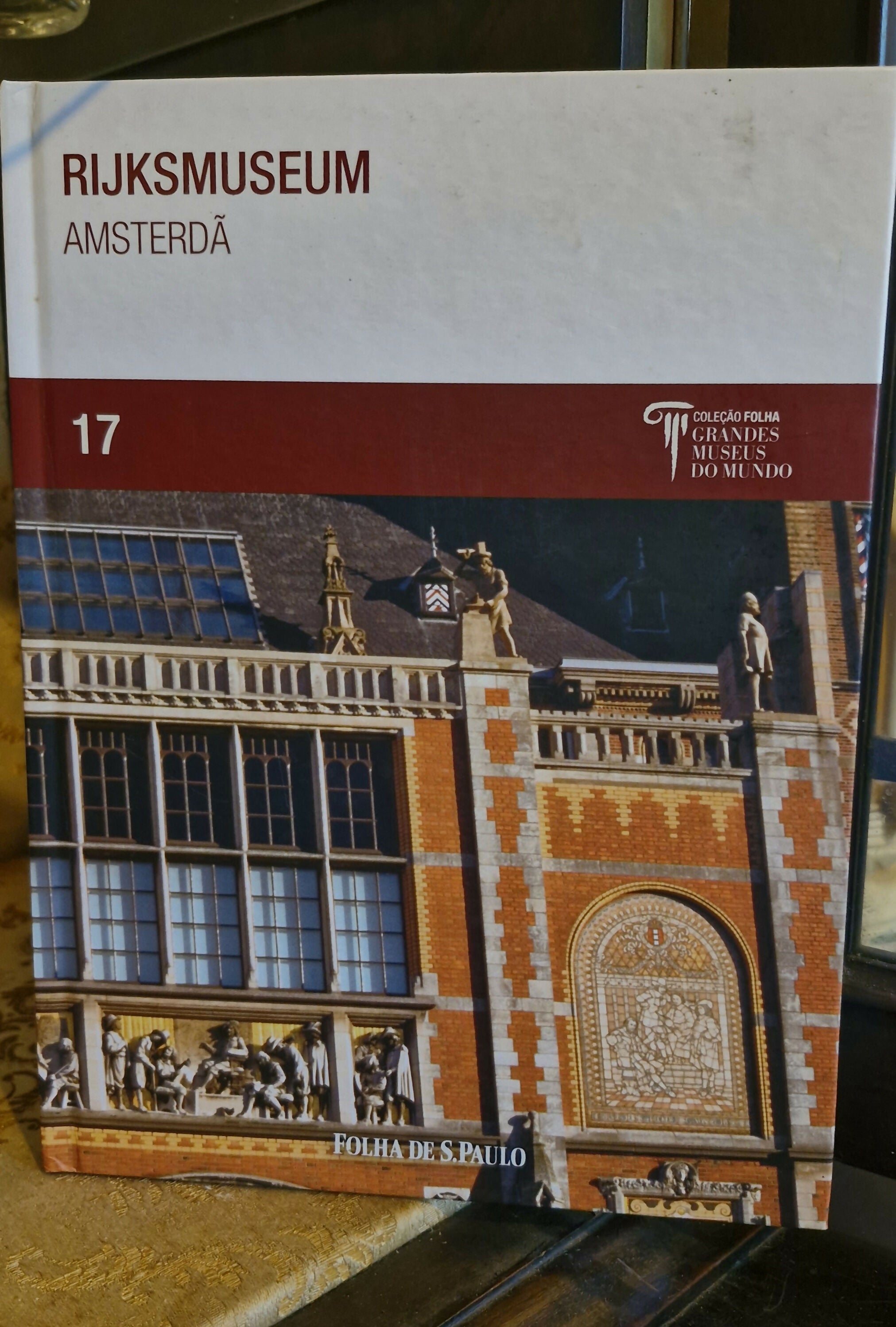 Belíssima coleção de livros com os mais especiais museus do mundo