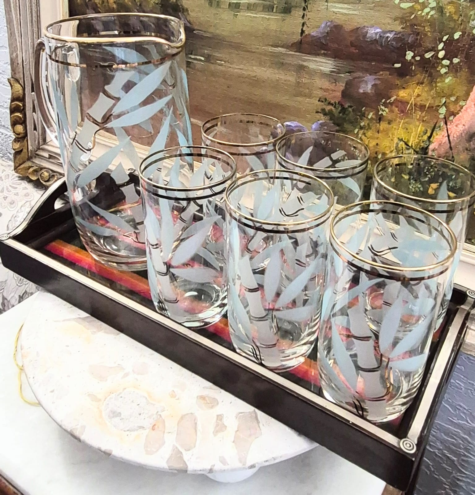Conjunto de jarra suqueira e copos altos, anos 60, em vidro decorado com pinturas de bambu. Douração em ótimo estado geral.  Uma graça.  7 peças.