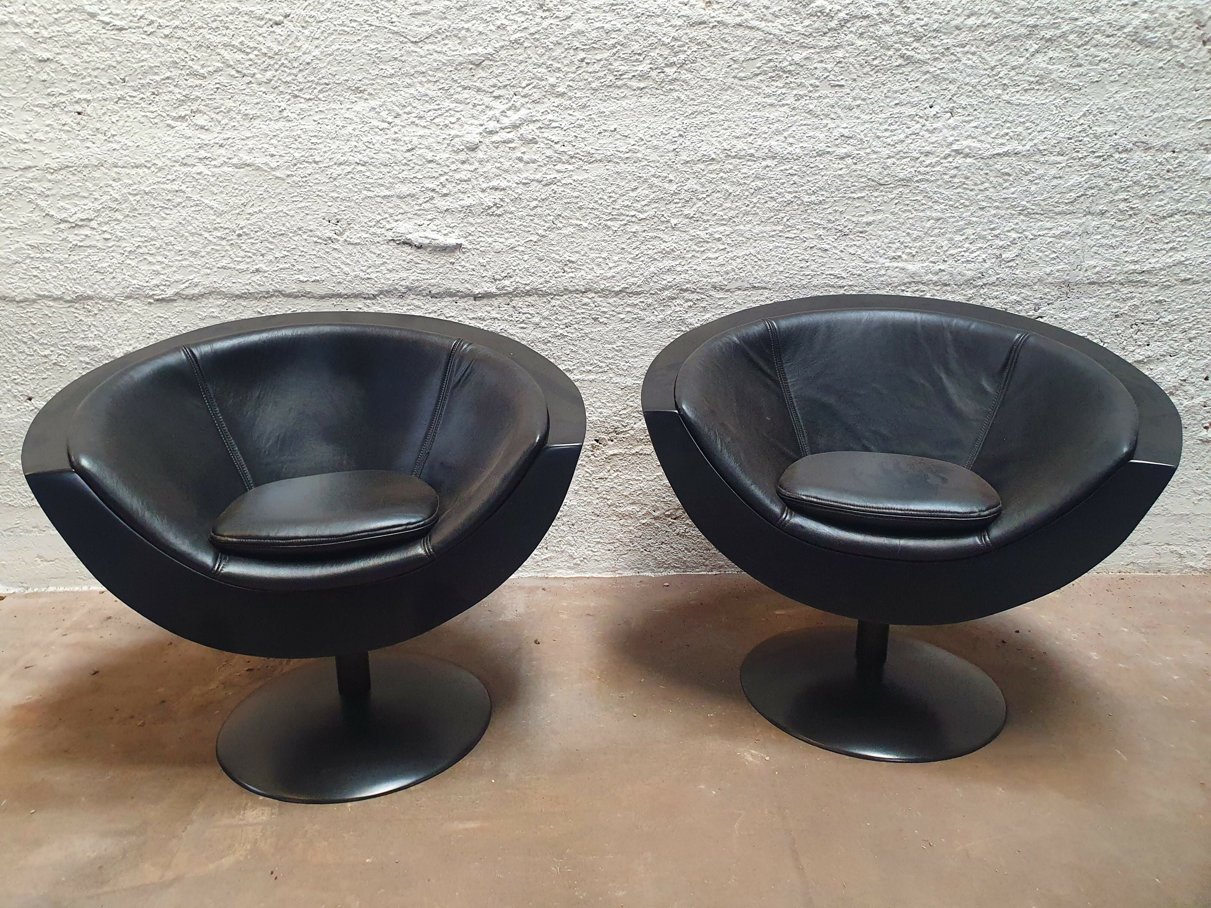 Poltronas Concha anos 80 em fibra e couro (restauradas)