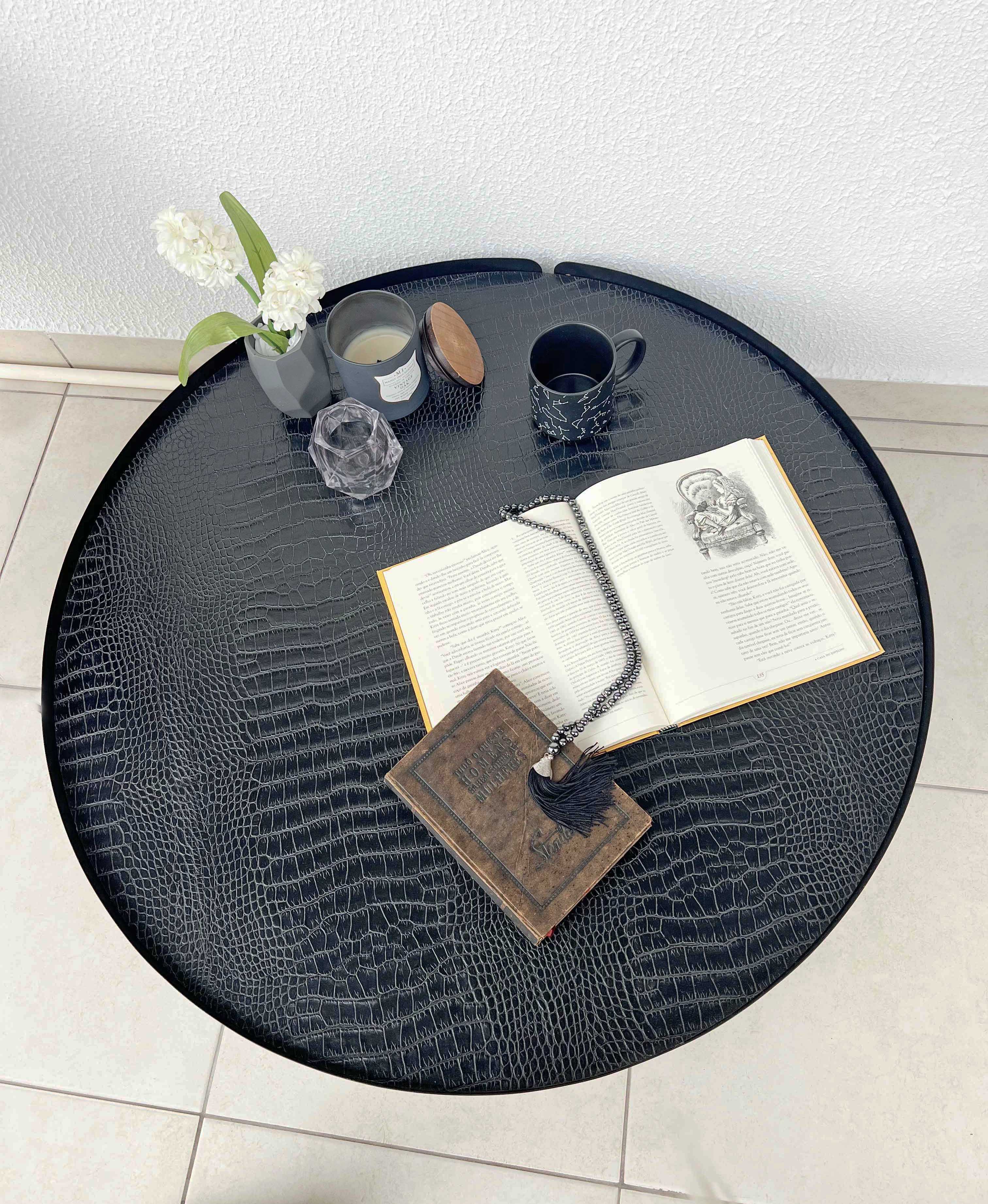 Mesa de centro redonda preta assinada pelo designer Marcelo Ligieri 