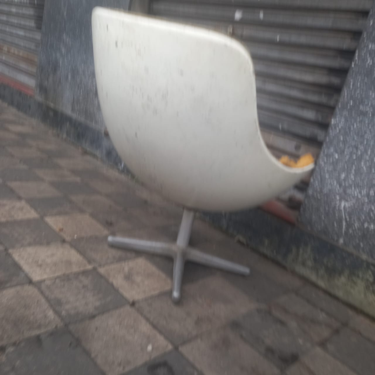 Poltrona arredondada de fibra branca com pés em ferro e espuma por fazer 