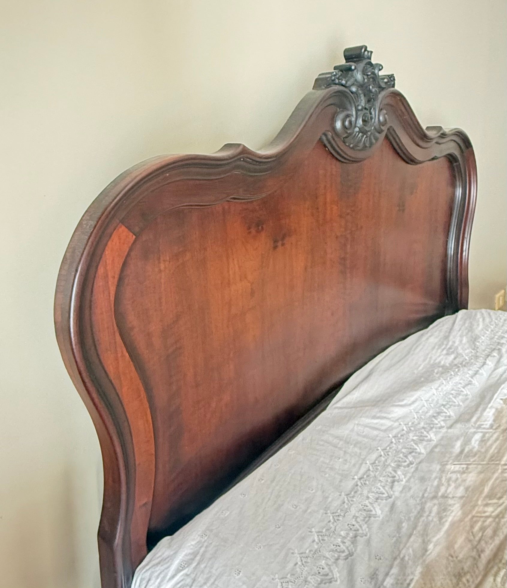 Cama de casal clássica estilo Provençal em madeira maciça escura com entalhes