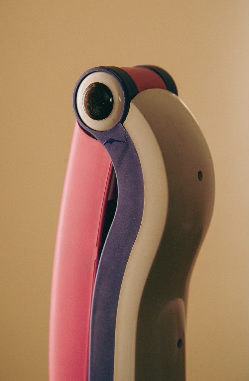 Luminária Tucano com porta lápis (Anos 80/90) – Modelo Especial Roxo e Rosa