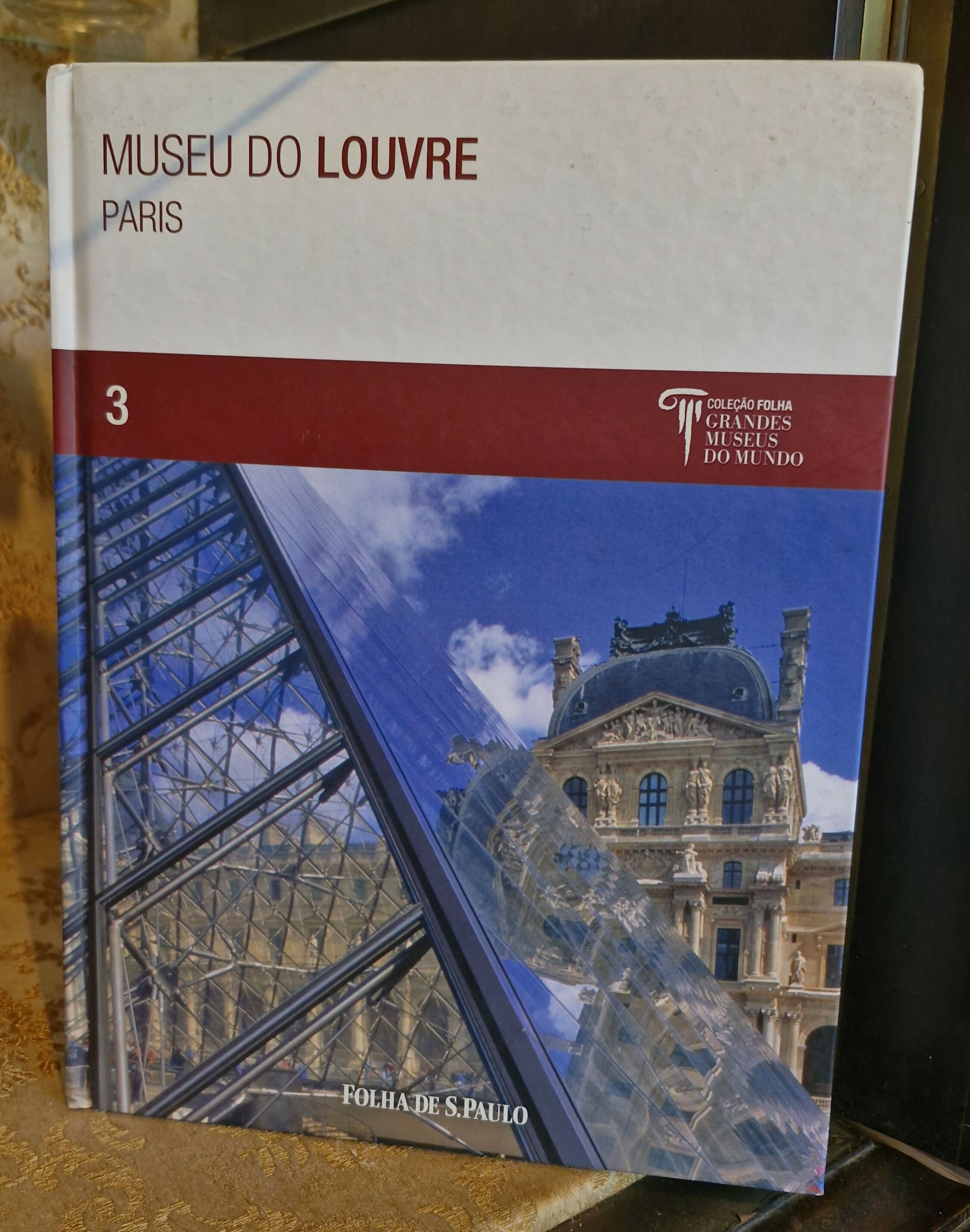 Belíssima coleção de livros com os mais especiais museus do mundo