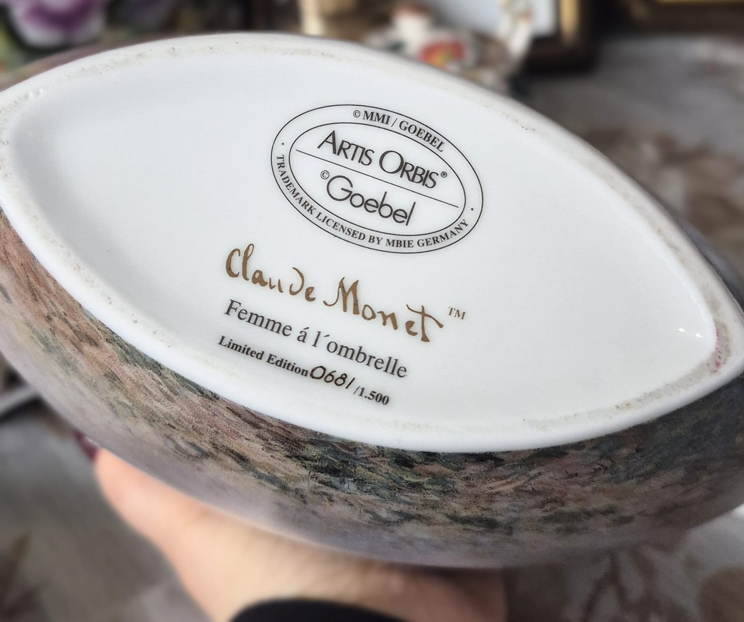  Vaso / Floreira com alças em porcelana alemã Goebel,  coleção Artis Orbis Collection,  maravilhosa.   Edição limitada 68 / 1500, raríssimo e em perfeito estado,  com a linda pintura de Monet: Femme á L ´Ombrelle.