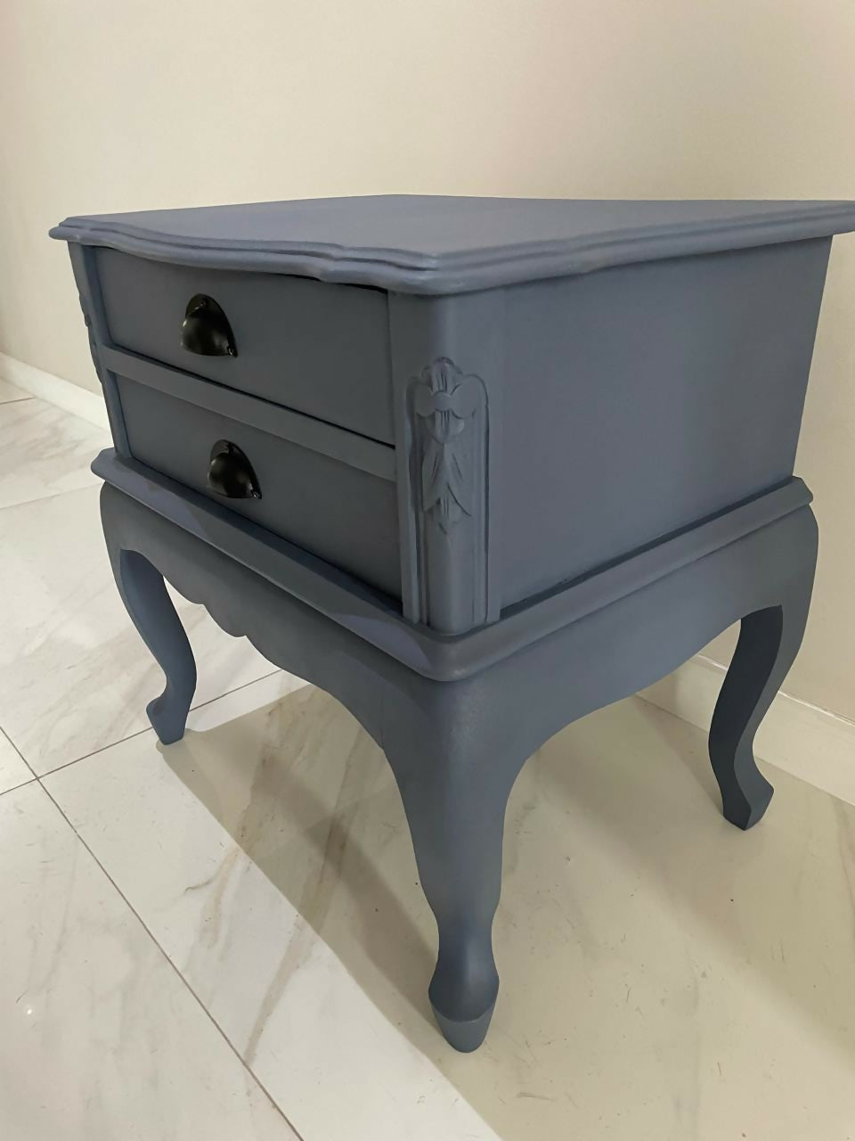 Mesa de cabeceira em madeira na cor azul, chippendale.