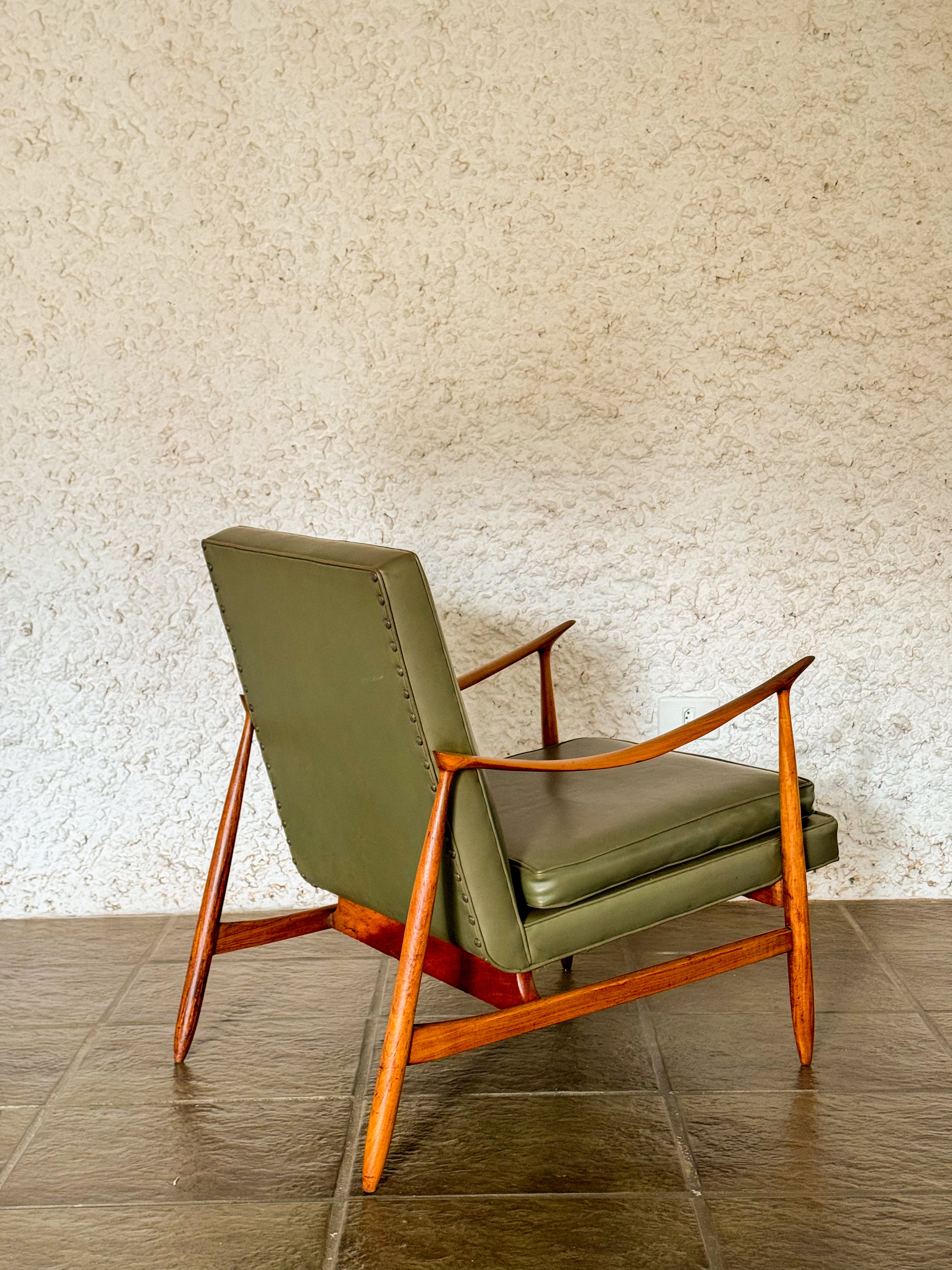 Poltrona modernista, anos 60 em Caviúna e estofado original verde