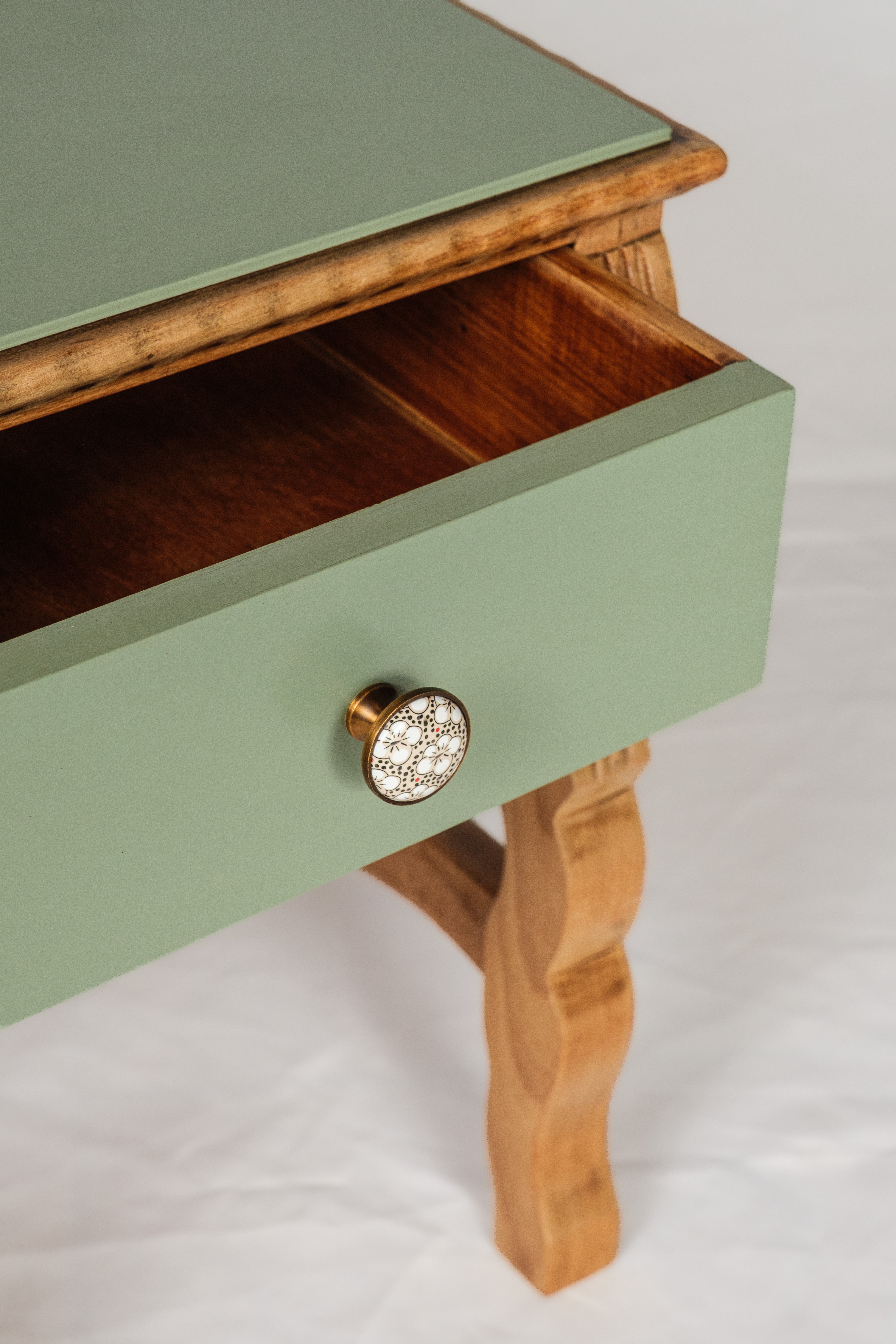 Mesa de Cabeceira Vintage em Madeira Clara com Gaveta Verde - Pistache