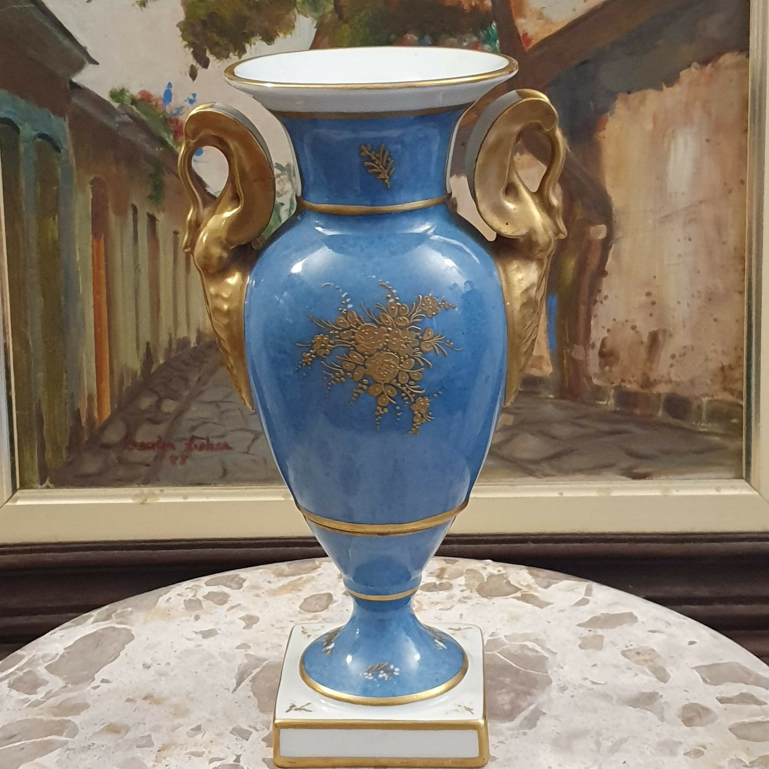 Maravilhosa ânfora em porcelana francesa Limoges antiga, final do século XIX, Belle Epóque, com pintura floral e dourações inteiras feitas à mão. Impecável!