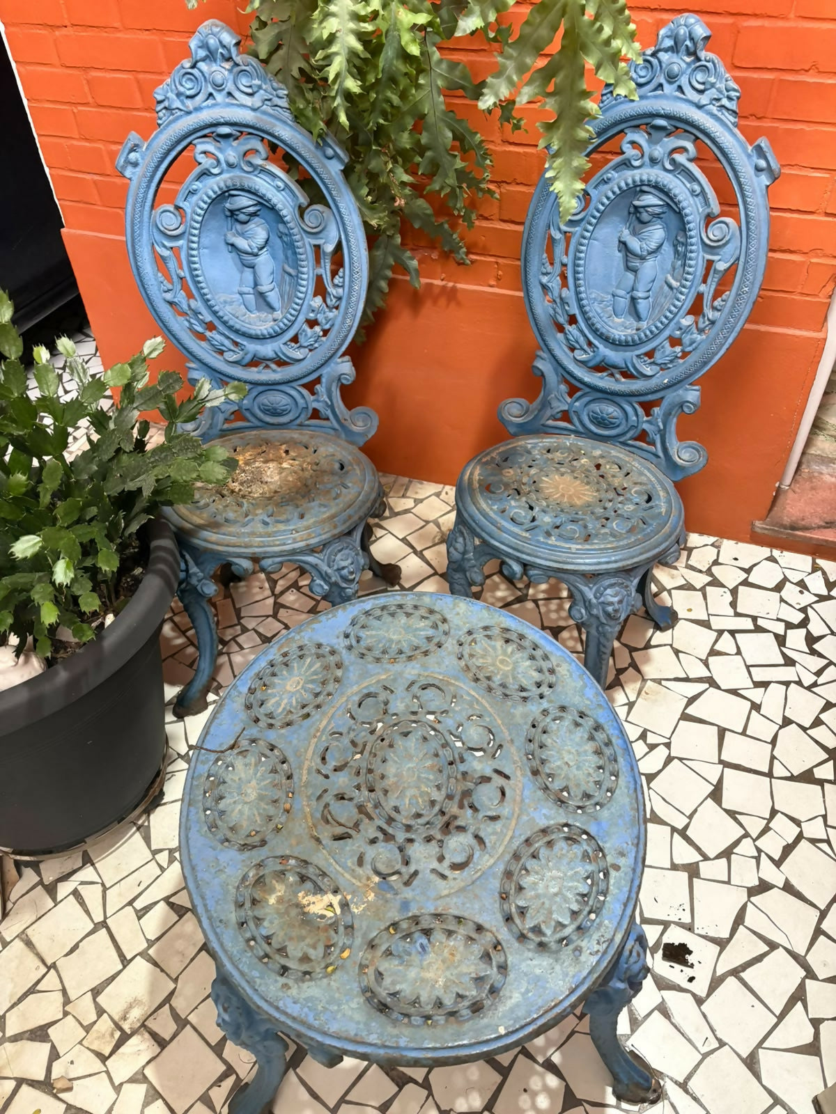 Conjunto mesa e cadeiras em ferro fundido azul para área externa