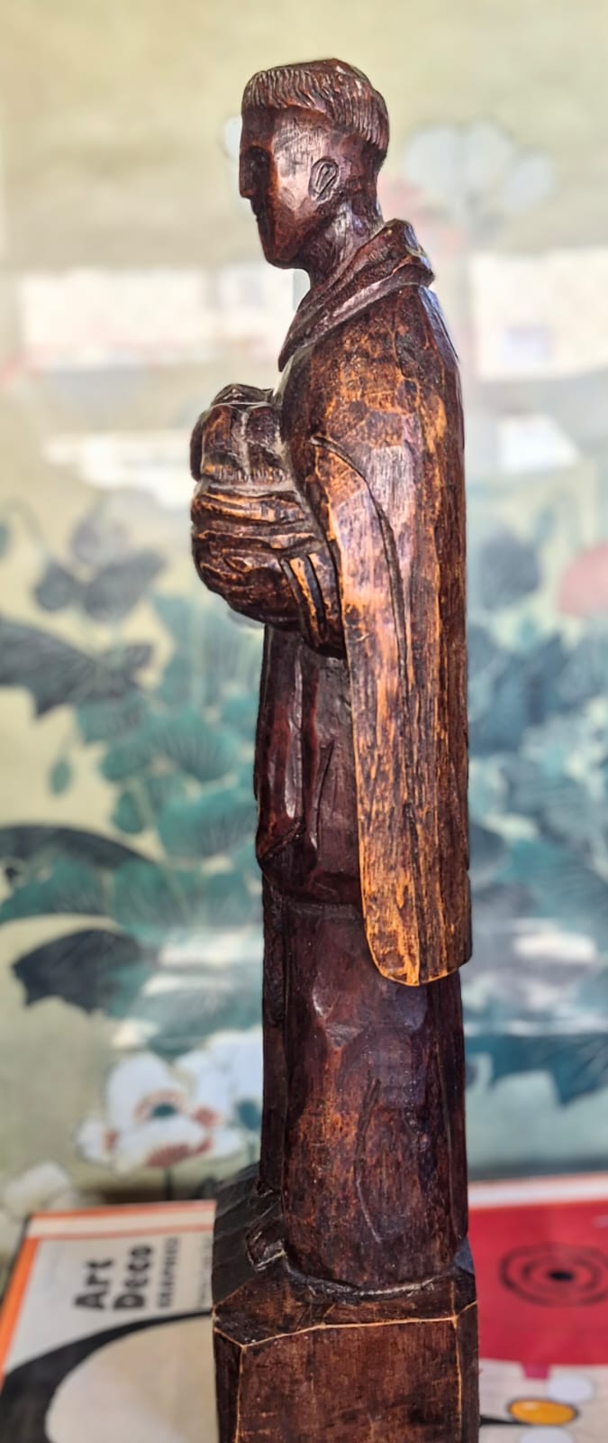 Imagem sacra em madeira maciça pesada de jacarandá-da-baía em e entalhe em bloco único, de Santo Antônio com o menino Jesus no colo. Anos 40/50, impecável!