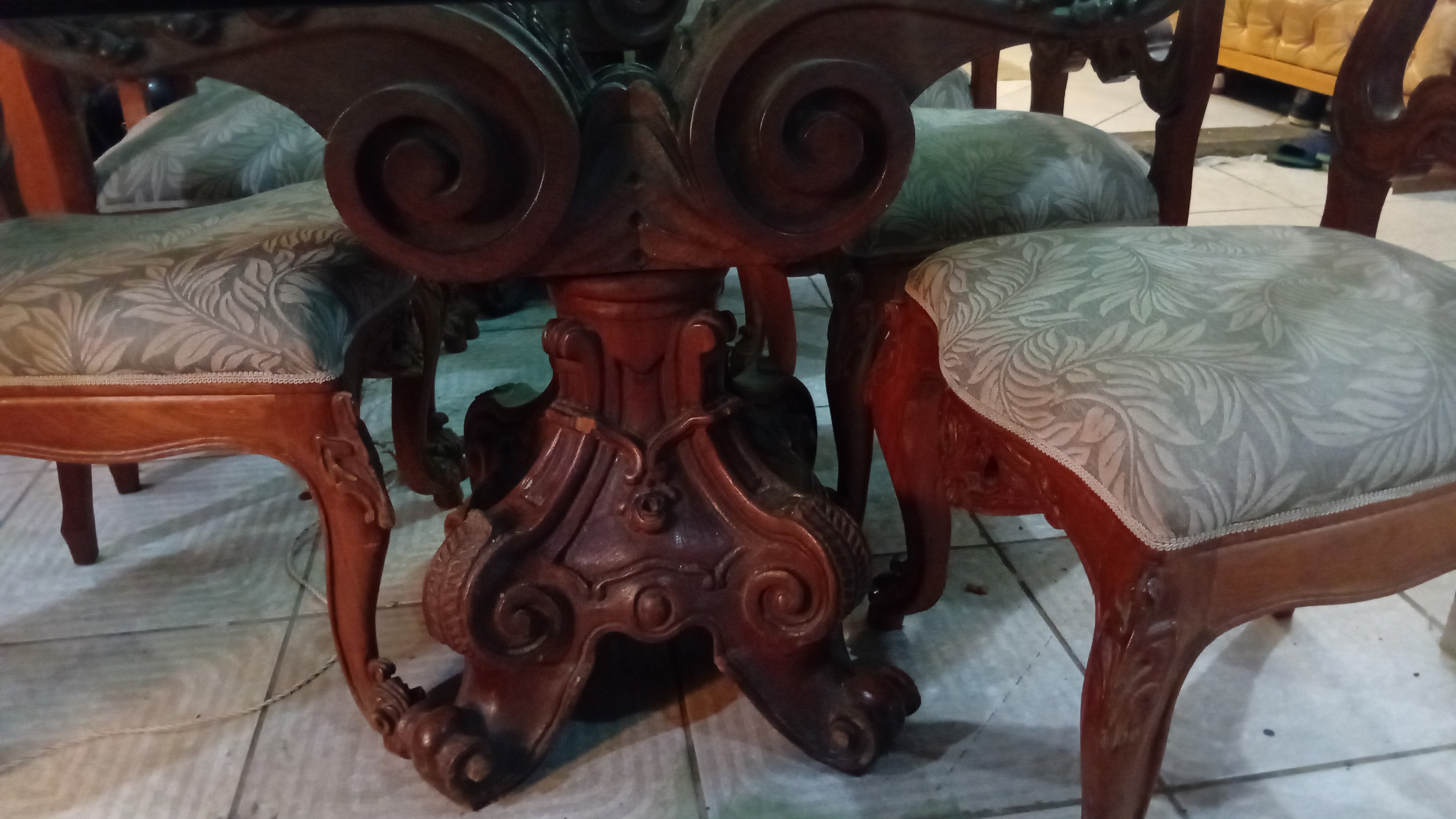 Mesa de jantar com base em madeira esculpida e tampo de vidro + 8 cadeiras 