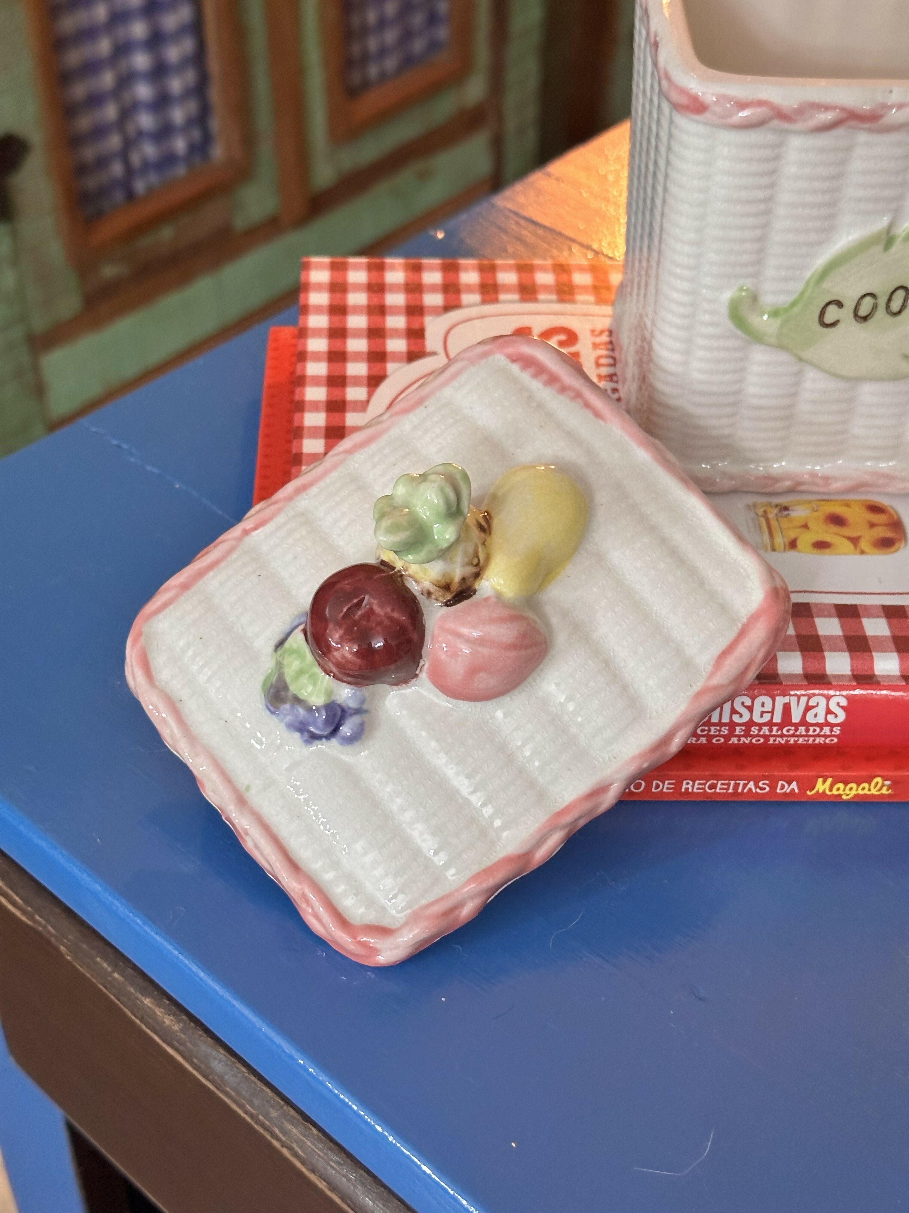 Lindeza de biscoiteira / potiche vintage japonês - com delicadas frutinhas na tampa