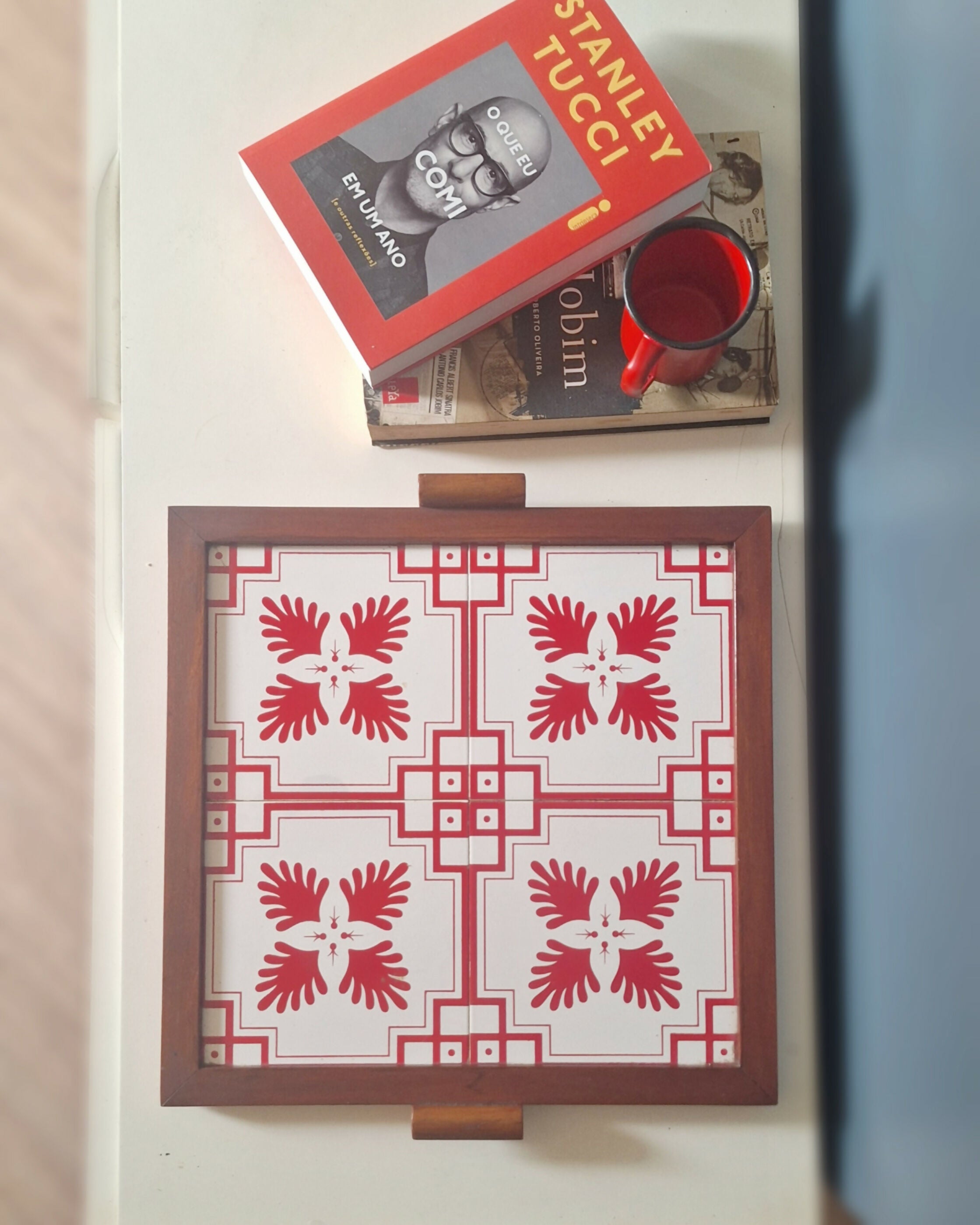 Bandeja em Madeira com azulejos antigos com detalhes vermelhos