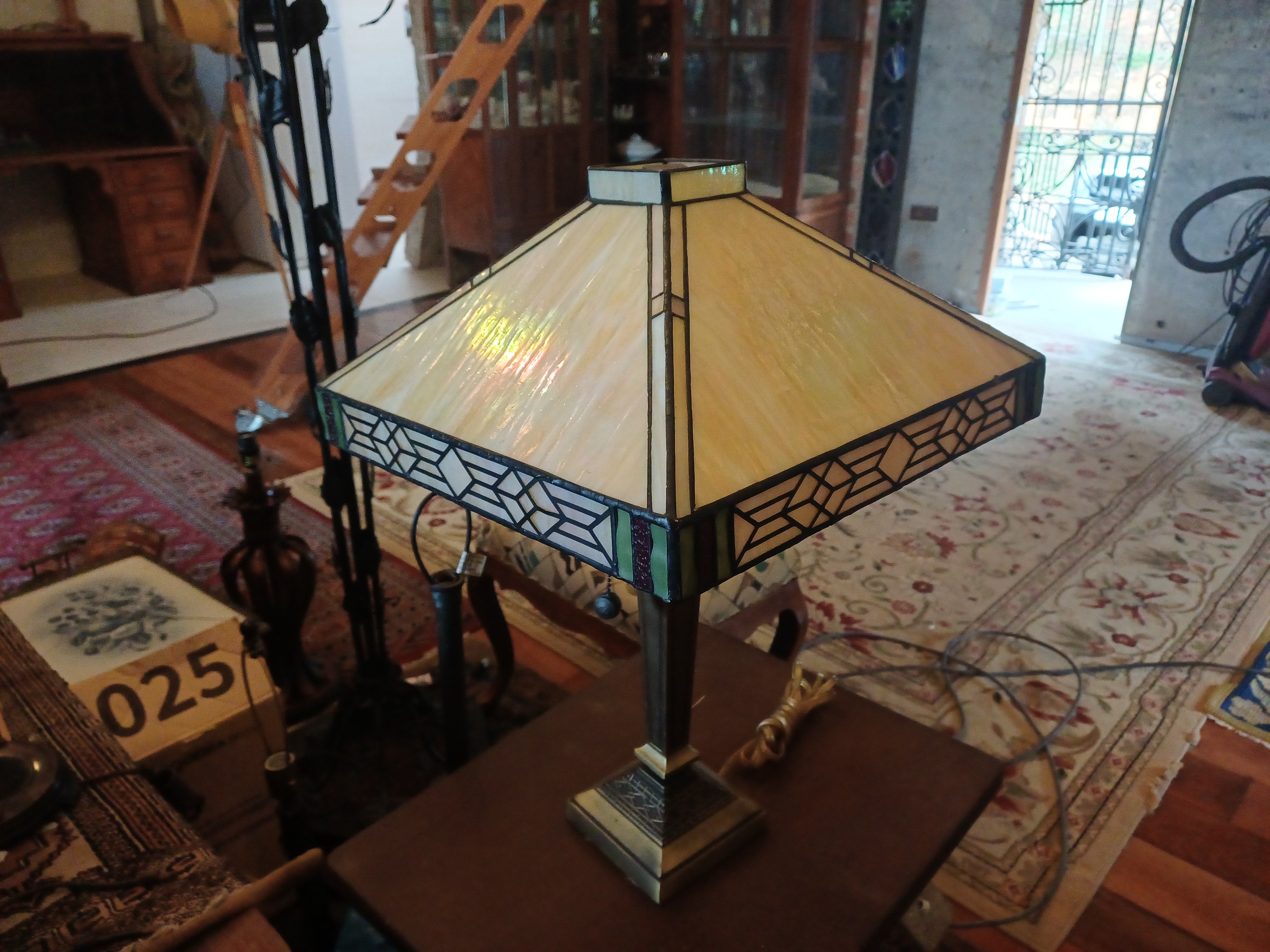 Abajur estilo tiffany quadrado de rara beleza, vidros originais - Art Déco 