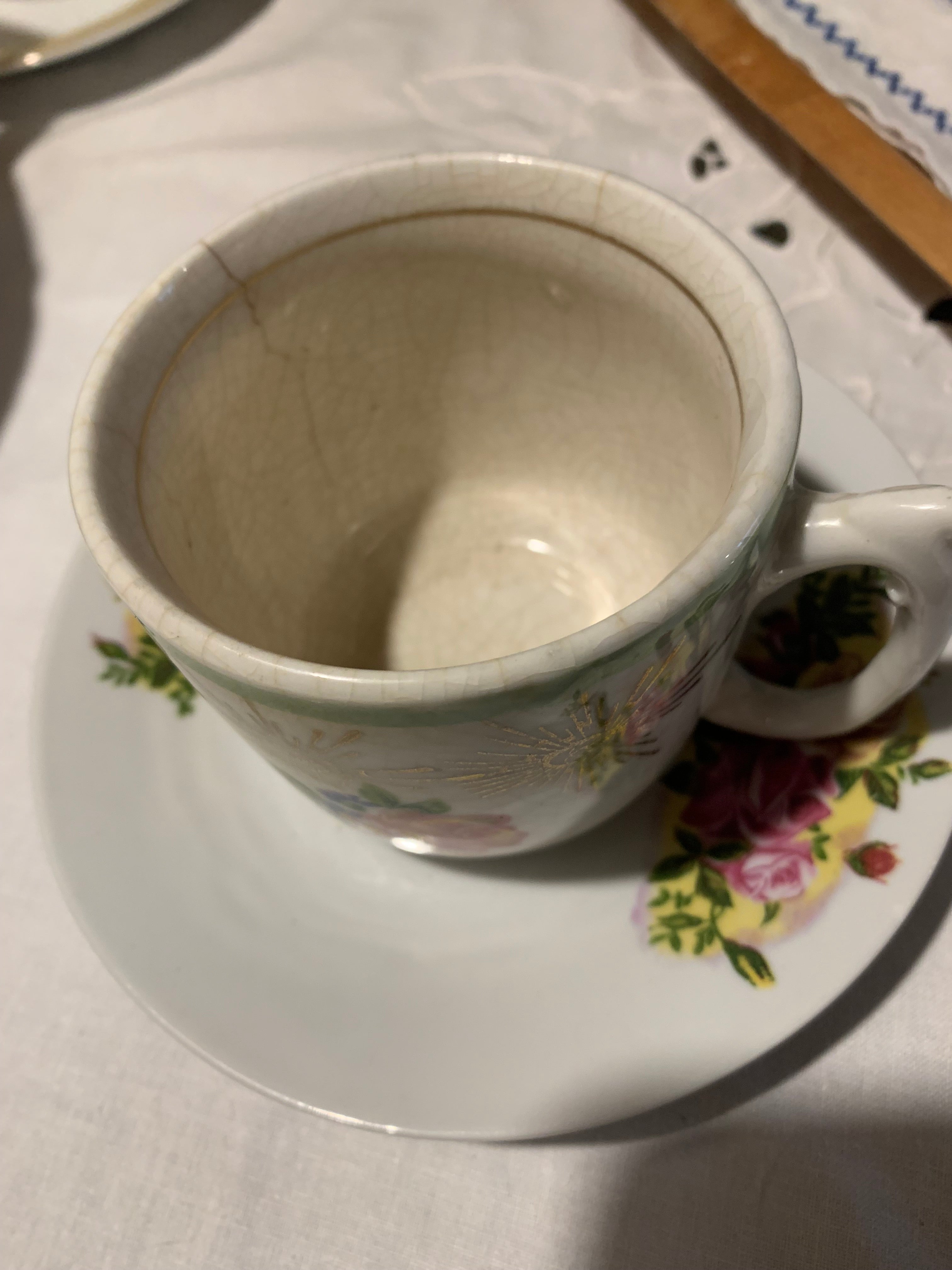 Especial Caneca em faiança com desenhos que remetem a Rosa Cruz e “O olho que tudo vê “