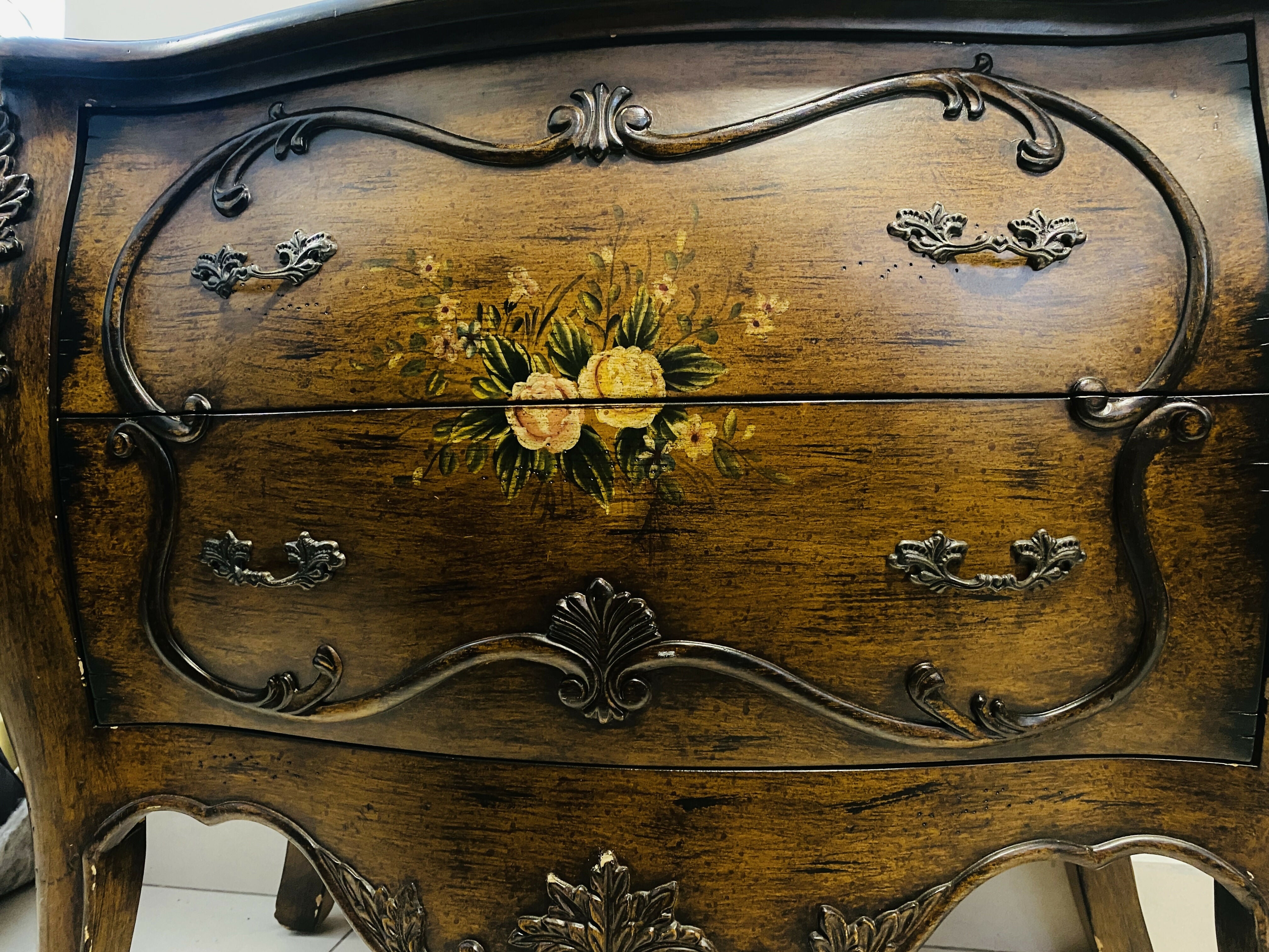 Cômoda de 2 gavetas bombê com pintura original de flores