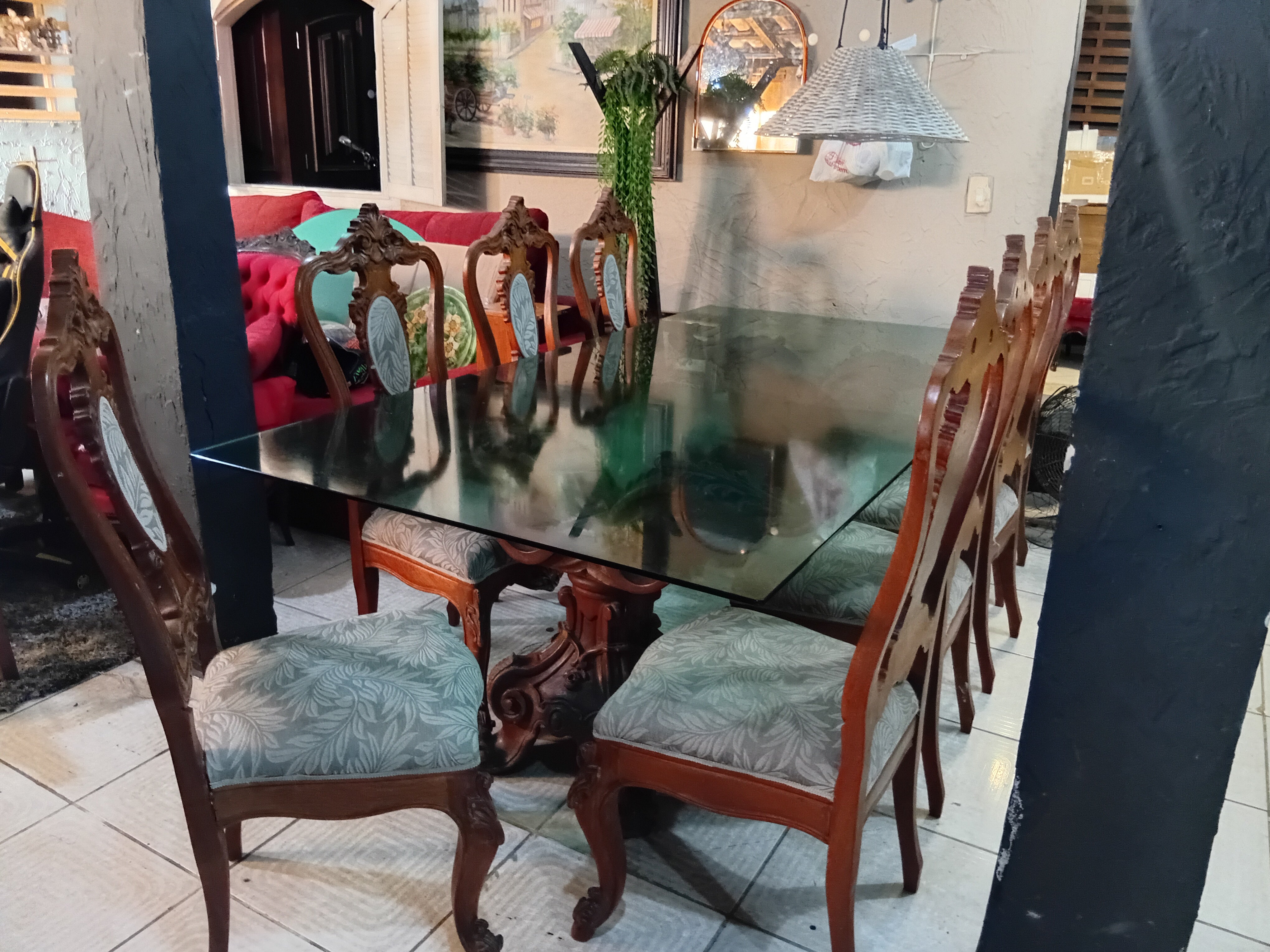 Mesa de jantar com base em madeira esculpida e tampo de vidro + 8 cadeiras 