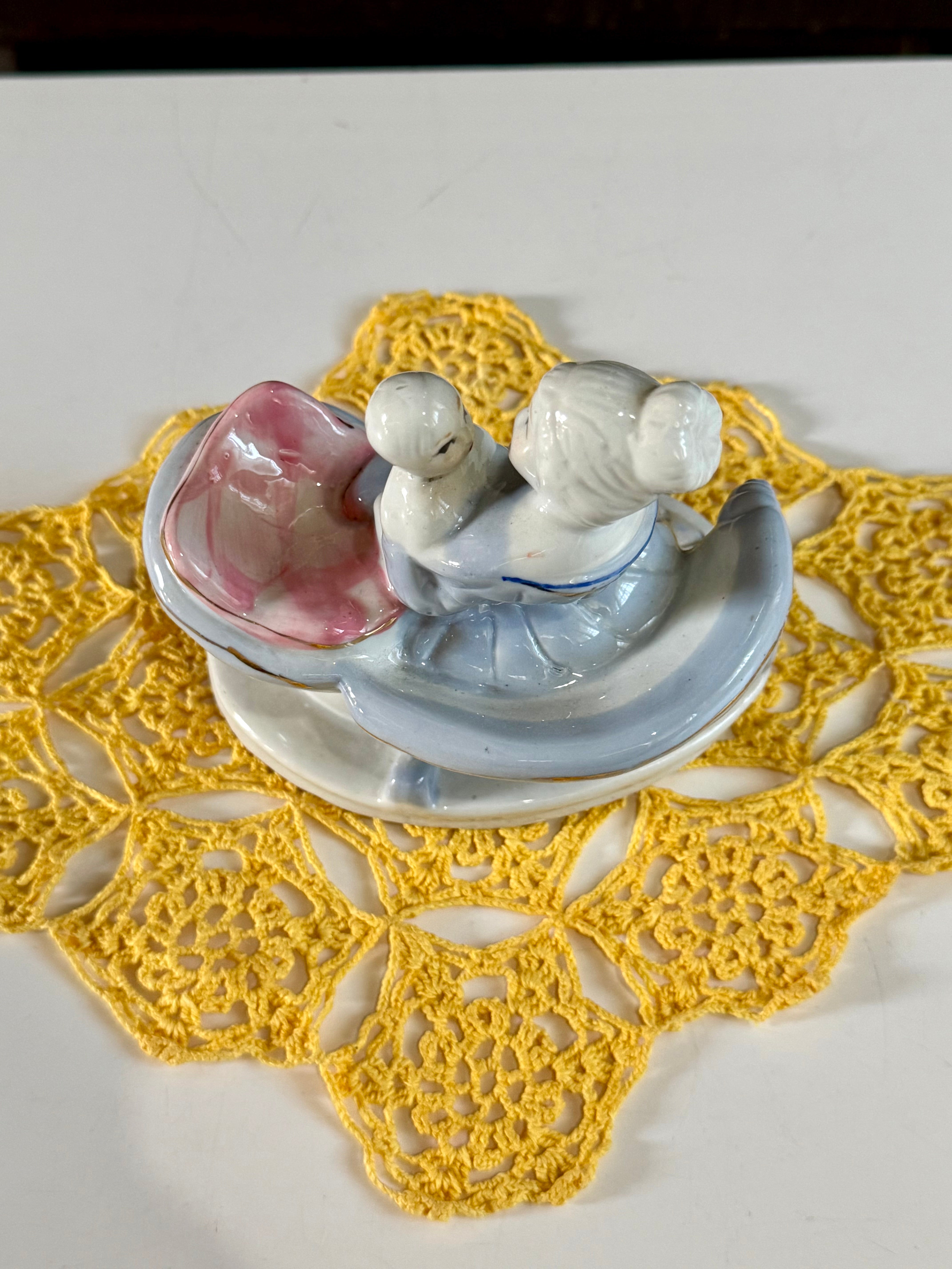 Bibelô de porcelana mãe e bebê