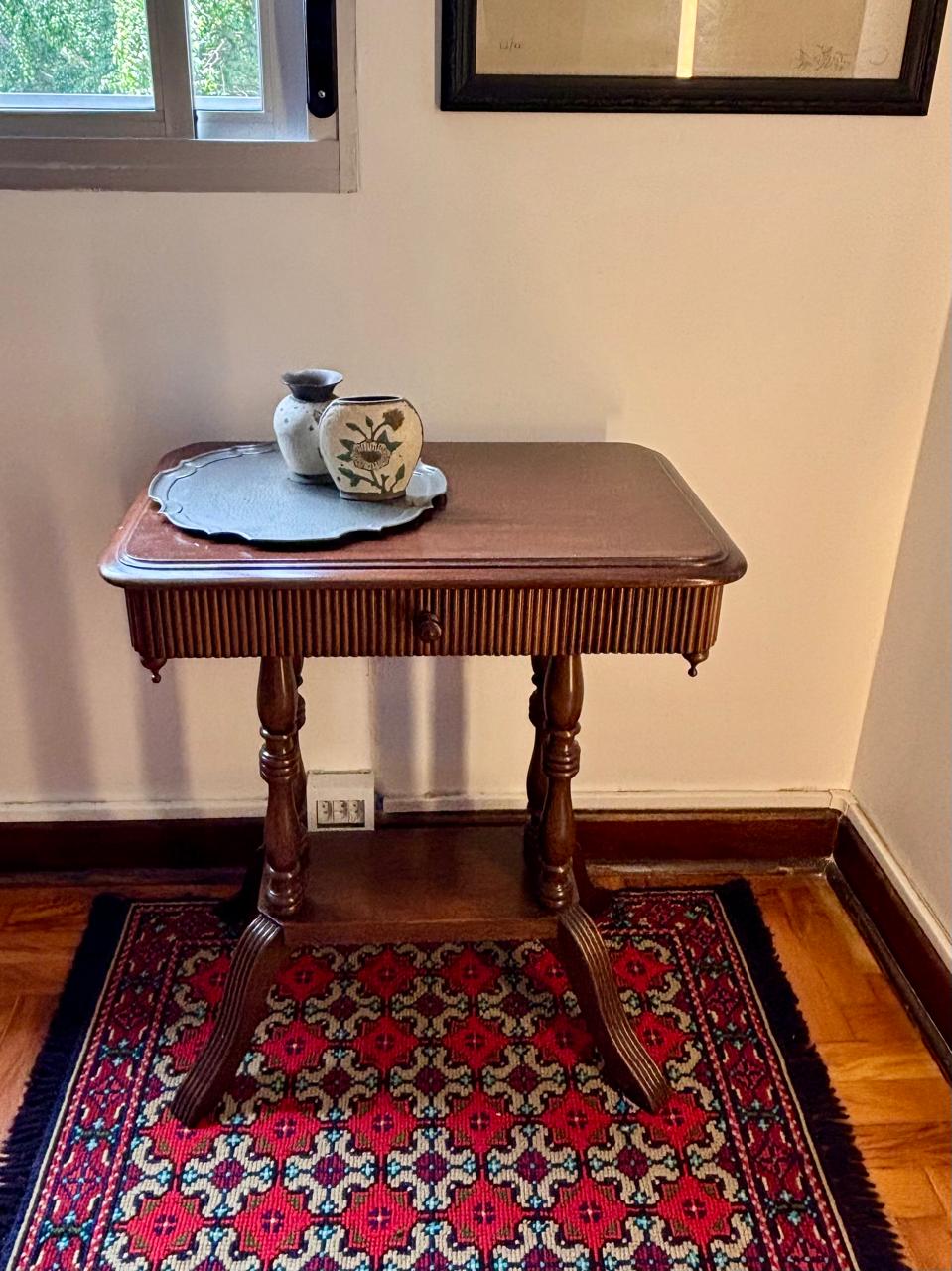 Mesa de apoio em madeira com gaveta e pés torneados (DMCPS_087)