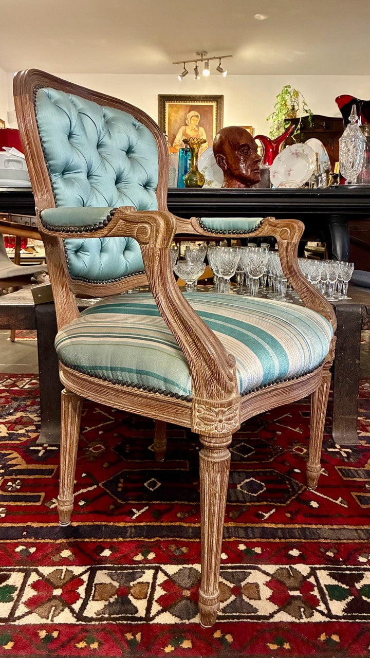 Par de Poltronas Estilo Luís XVI em tecido listrado 