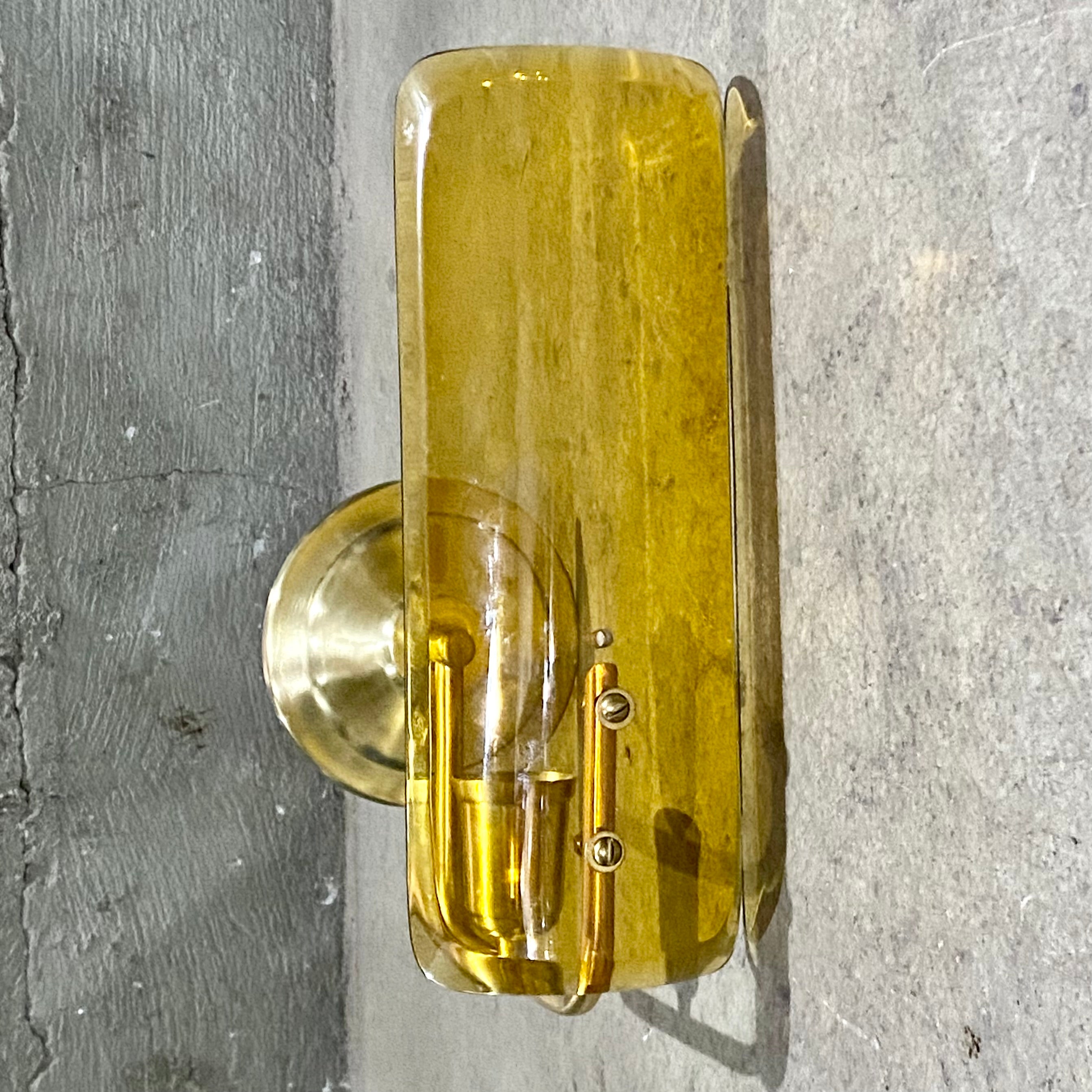 Luminária arandela Mid Century em latão e vidro âmbar 