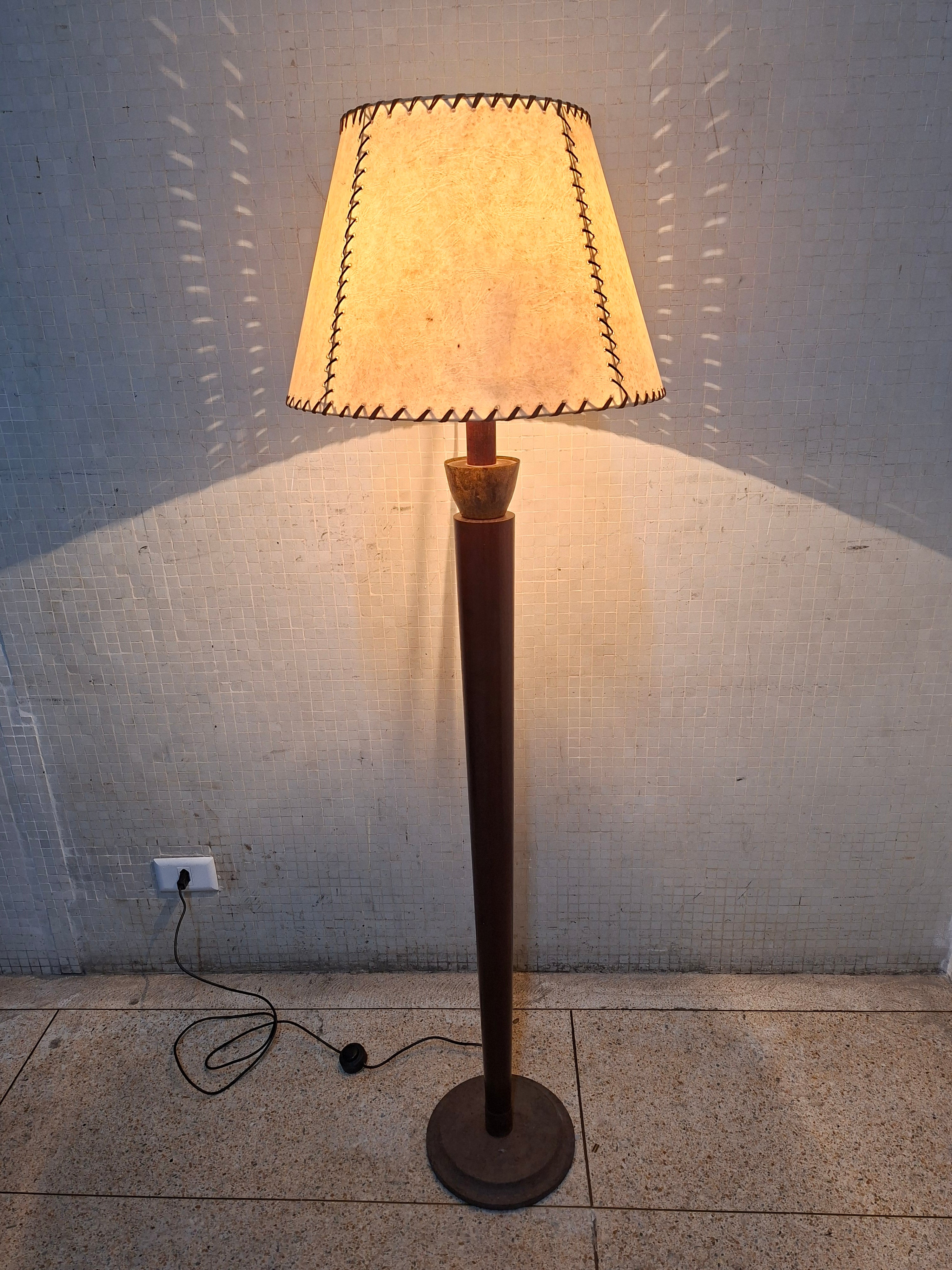 Luminária de Piso Vintage em madeira Maciça com ferro fundido (pé e em volta do soquete) com cúpula tipo pergaminho 