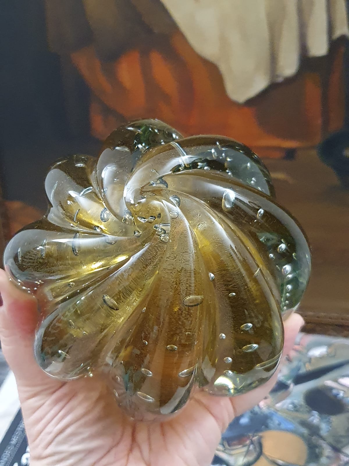 Maravilhoso Murano italiano em formato de esfera canelada com bolhas sopradas controladas em seu interior,  verde claro ambarado.