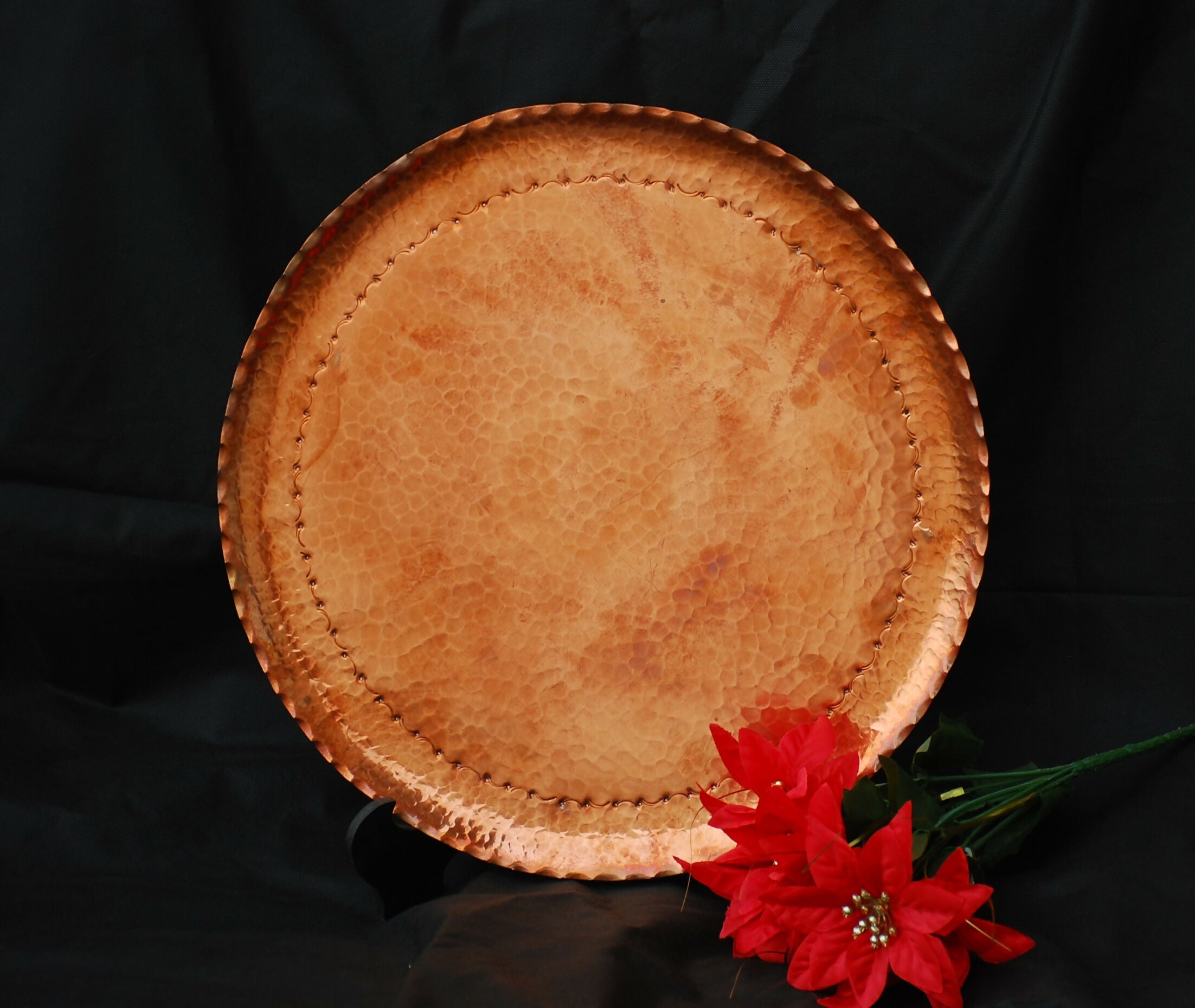 bandeja decorativa anos 70 feito de cobre batido , feito a mao . medida 40 cm .