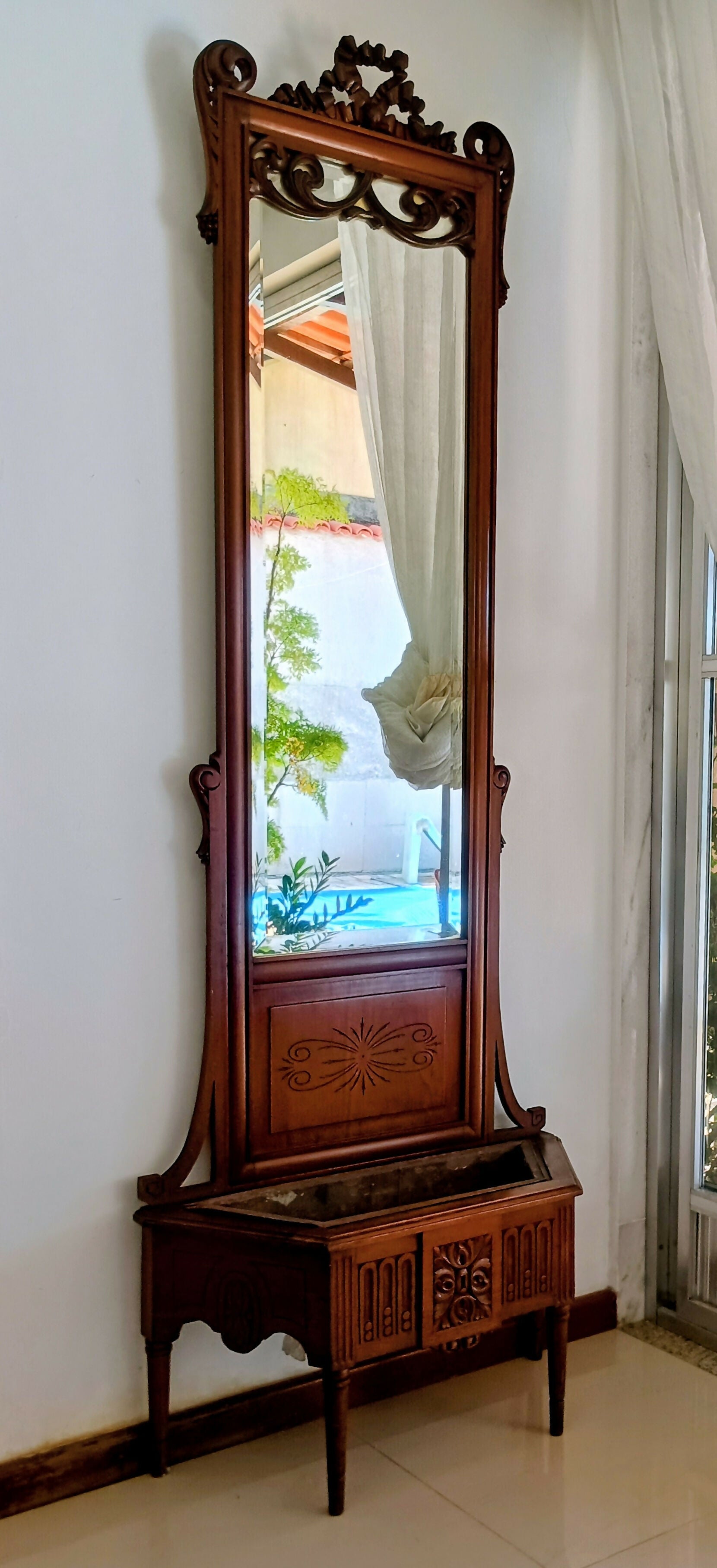 Espelho de vestir com floreira integrada séc XIX/XX