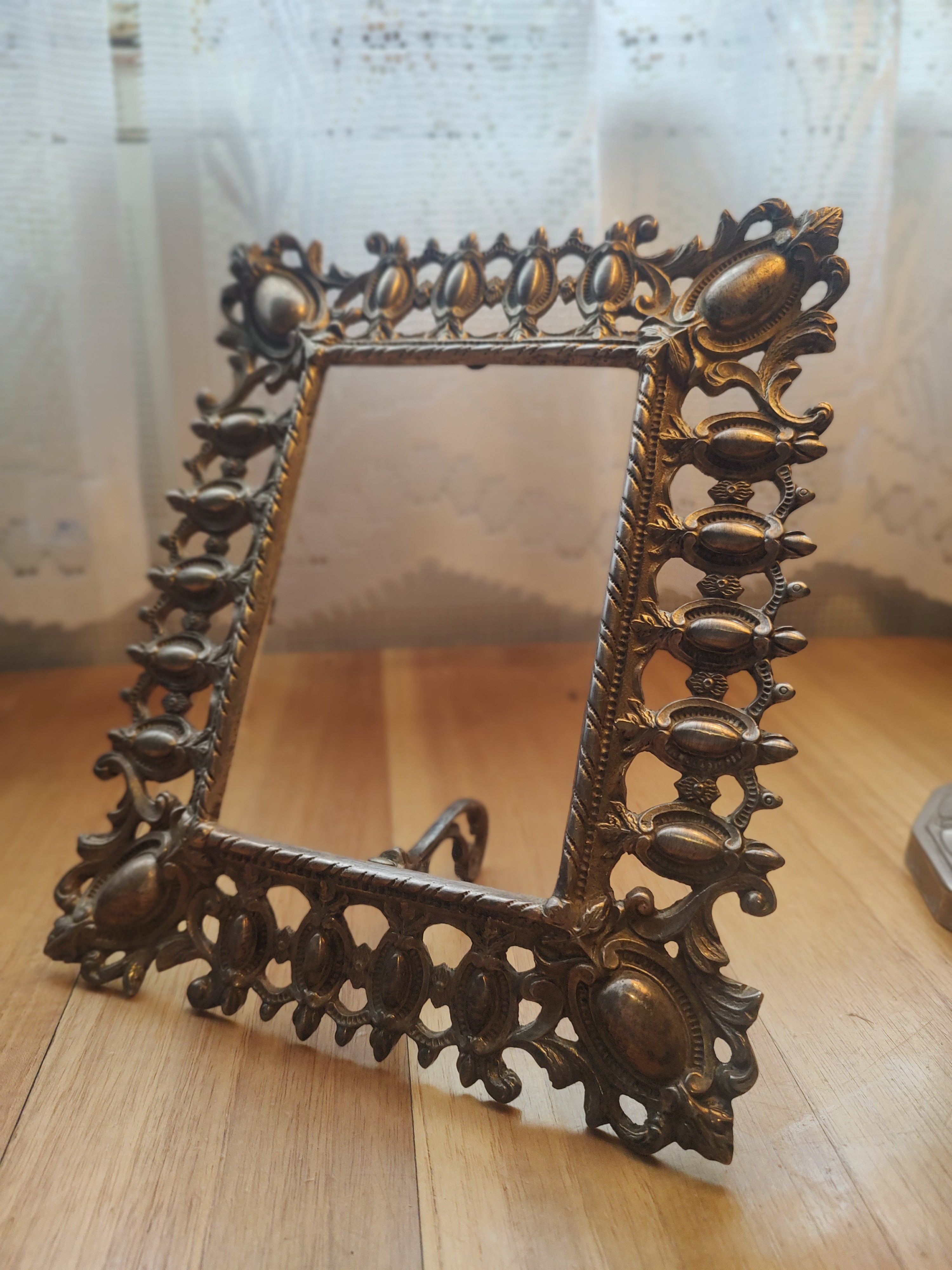Imponente porta retratado em metal prateado ricamente adornado (vertical e horizontal)