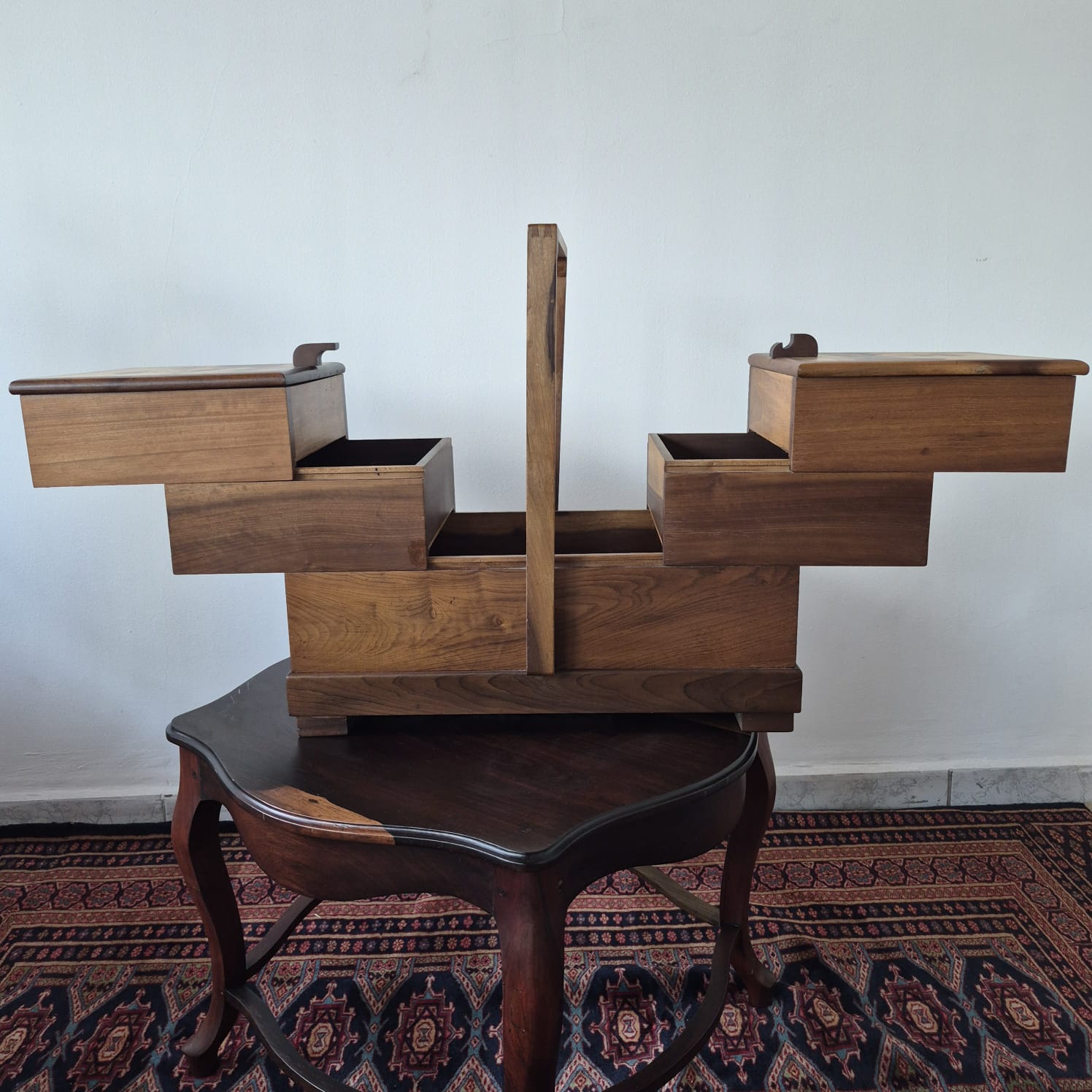 Caixa de costura vintage em madeira maciça, com lindo e delicado trabalho de marchetaria na parte superior. Estrutura em madeira maciça, com 3 níveis de gaveta.
