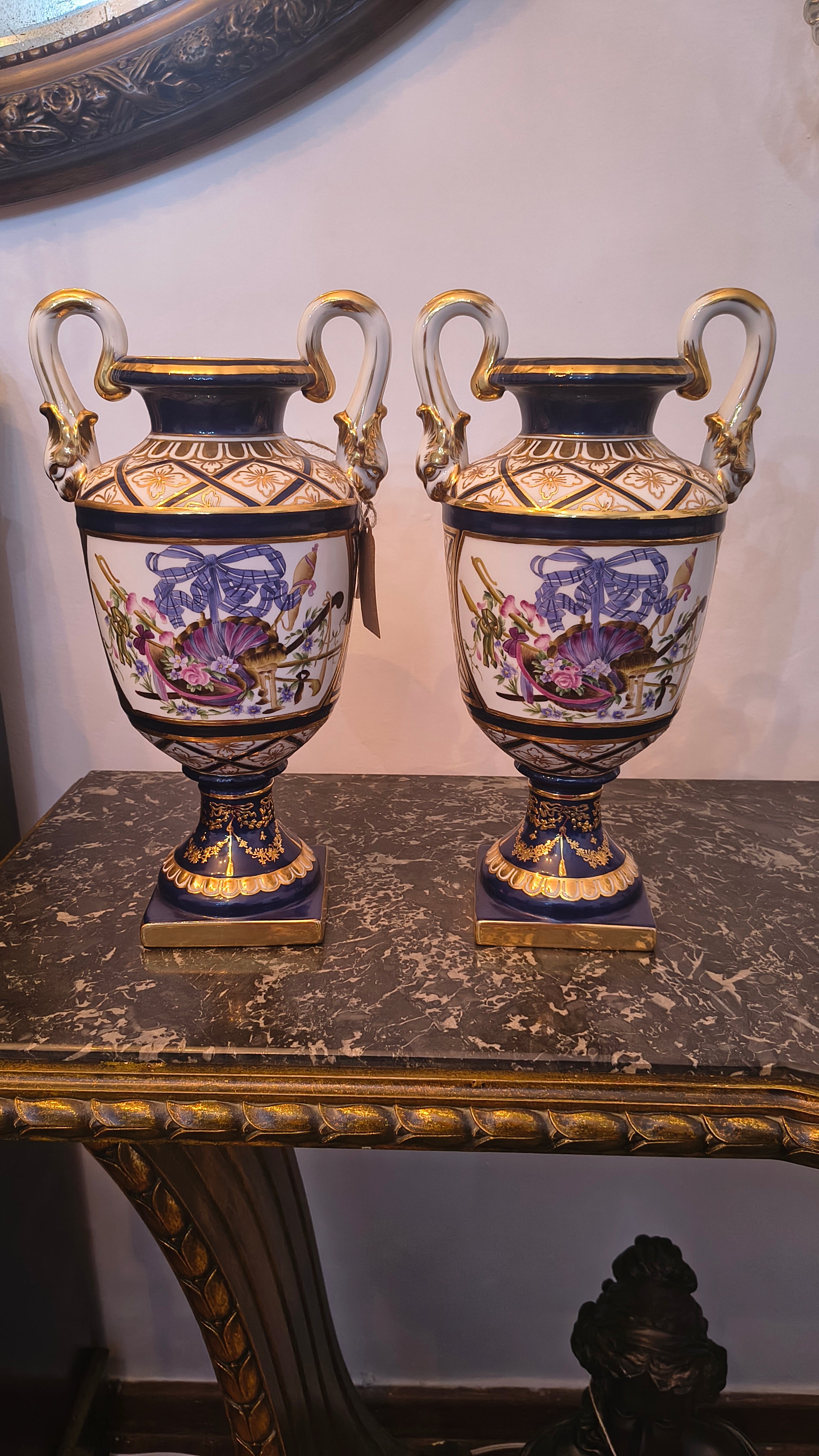 Par de Ânforas europeias pintadas à mão com cenas galantes e flores 